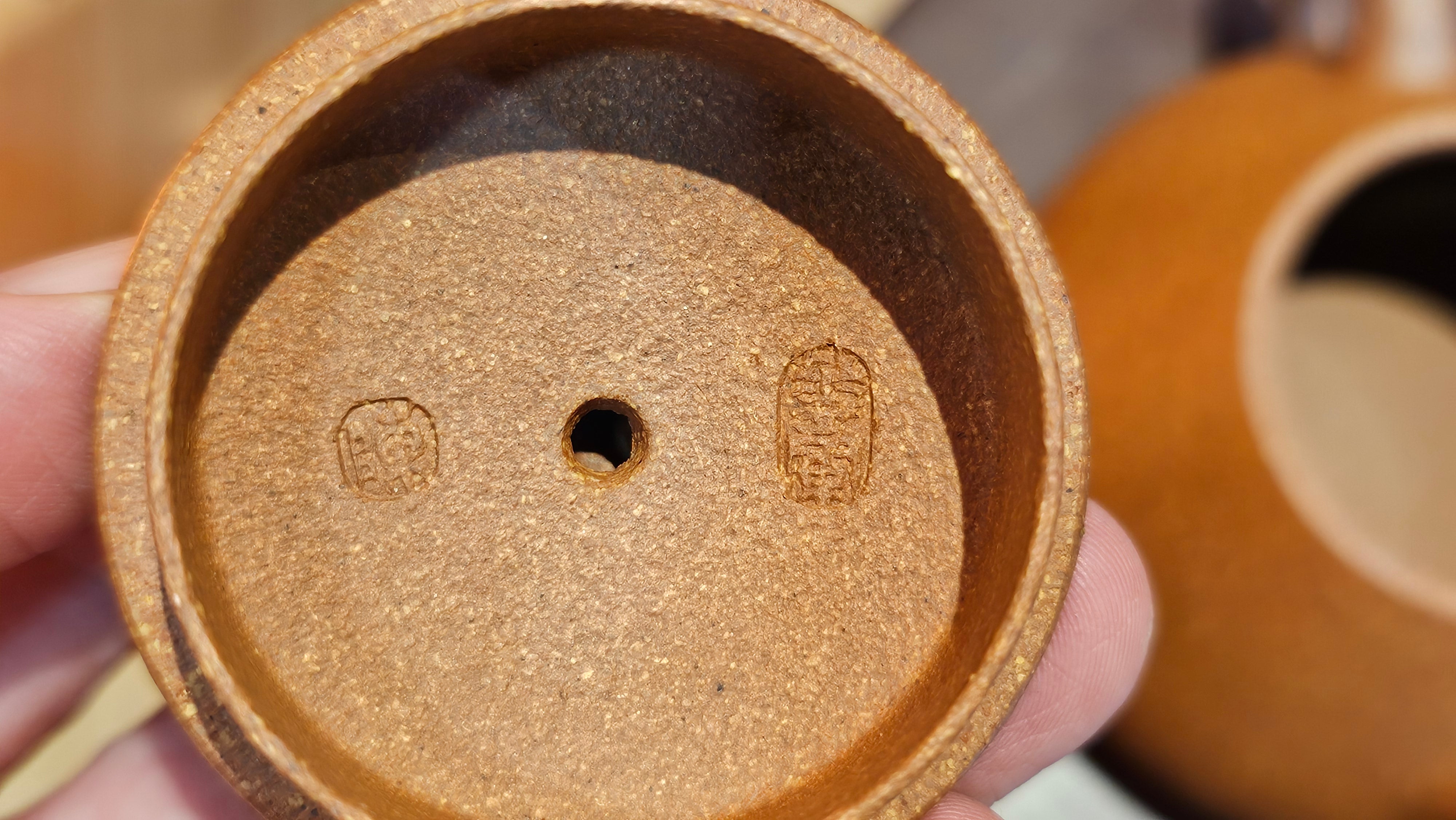 Shi Piao 石瓢, 152.0ml, Ping Gai Shi Piao 平盖石瓢 Huang Jiang Po Ni 黄降坡泥, by our Collaborative Craftsman Chen Hua Jun 陈华军。