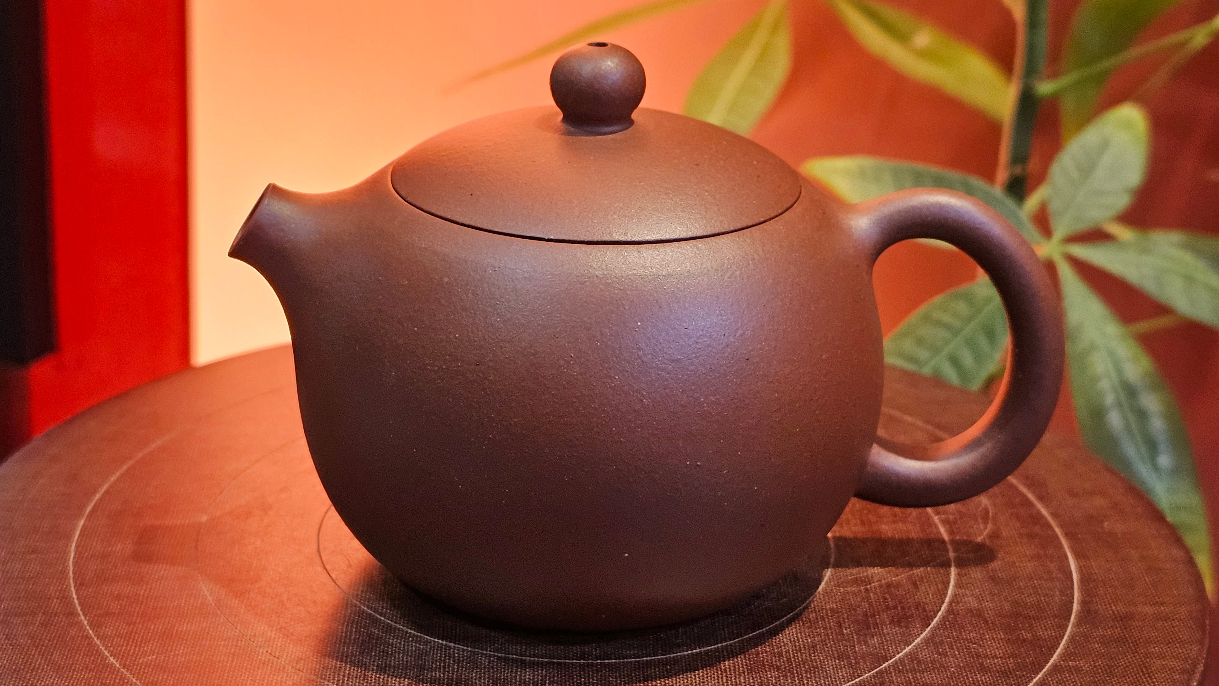 Xi Shi 西施, 171.6ml, Di Cao Qing Zi Ni 底槽青紫泥, by Craftsman Gu Xiao Ming 顾小明。