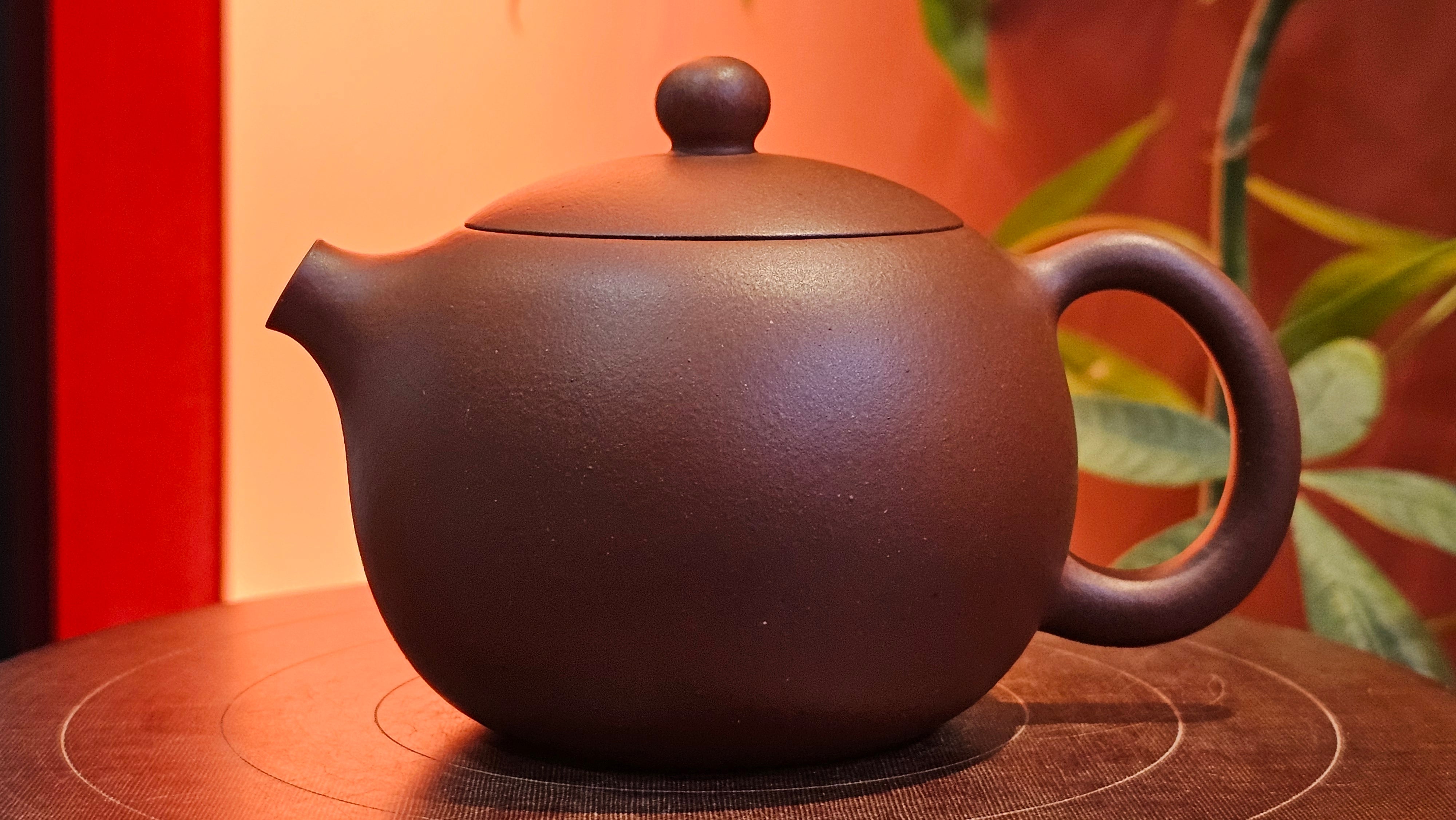 Xi Shi 西施, 171.6ml, Di Cao Qing Zi Ni 底槽青紫泥, by Craftsman Gu Xiao Ming 顾小明。