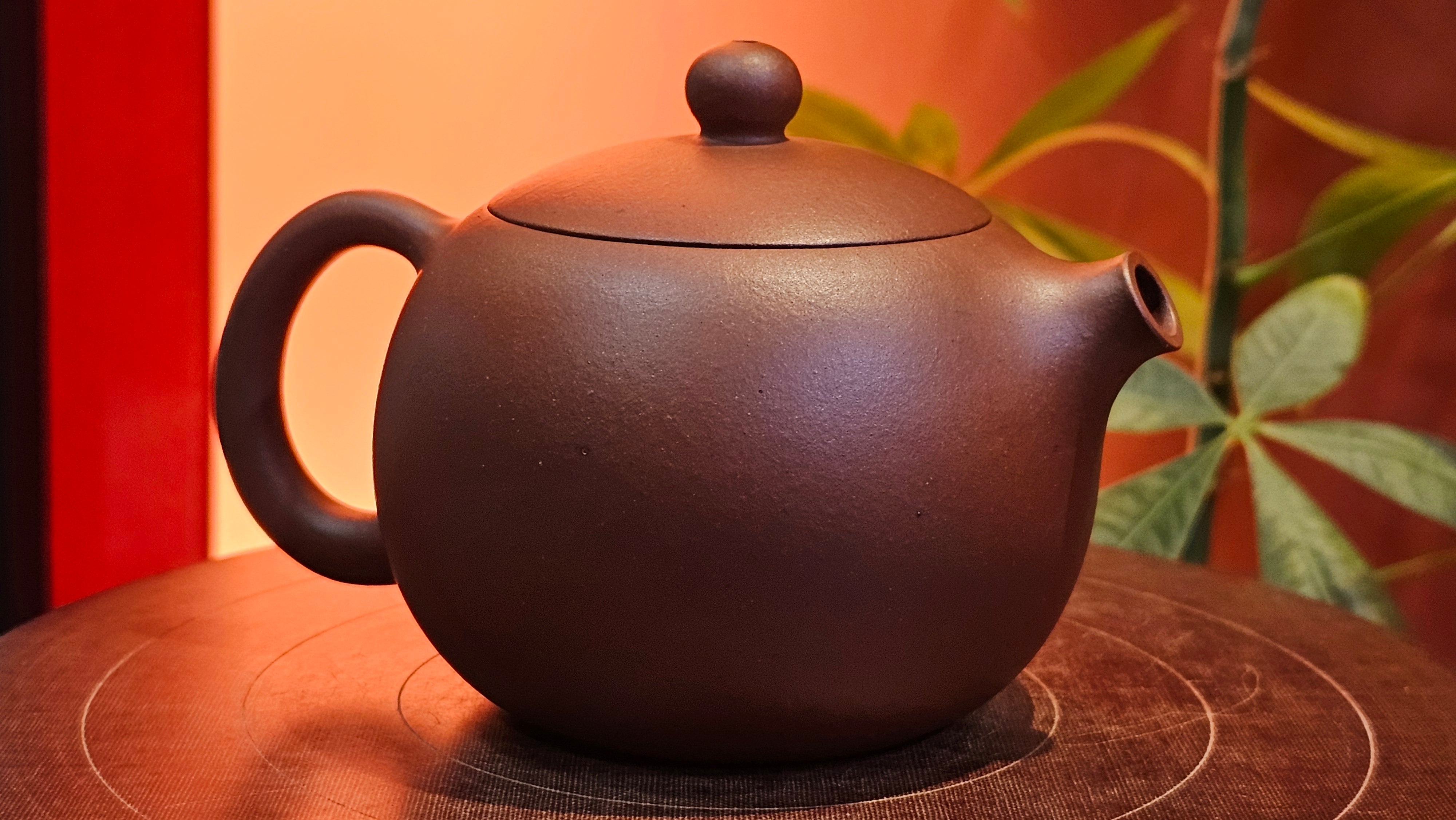 Xi Shi 西施, 171.6ml, Di Cao Qing Zi Ni 底槽青紫泥, by Craftsman Gu Xiao Ming 顾小明。