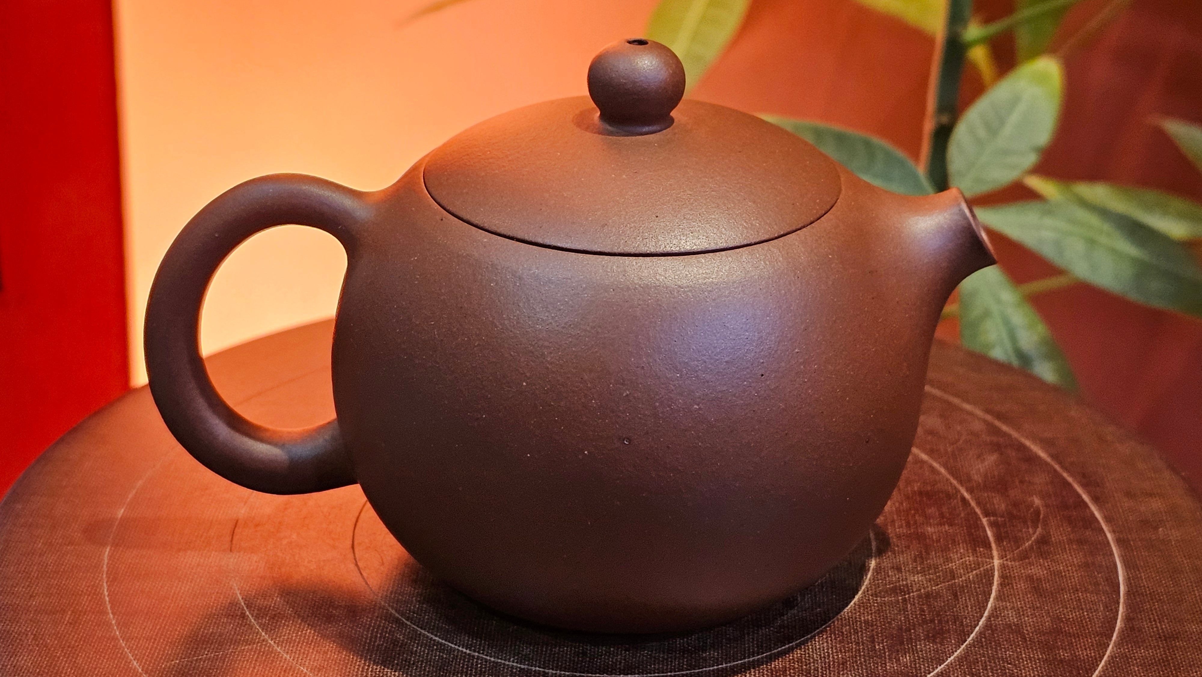 Xi Shi 西施, 171.6ml, Di Cao Qing Zi Ni 底槽青紫泥, by Craftsman Gu Xiao Ming 顾小明。