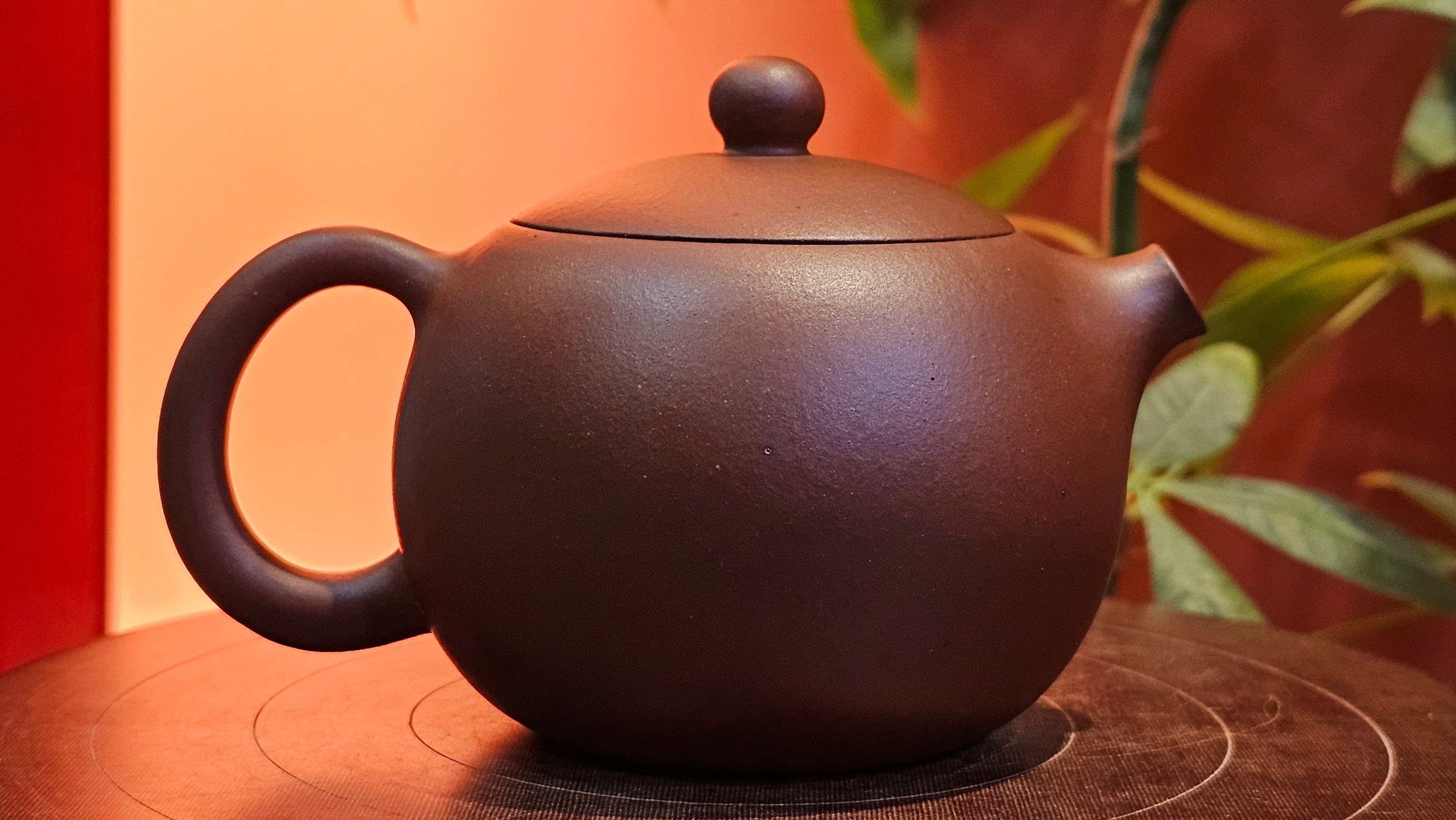 Xi Shi 西施, 171.6ml, Di Cao Qing Zi Ni 底槽青紫泥, by Craftsman Gu Xiao Ming 顾小明。