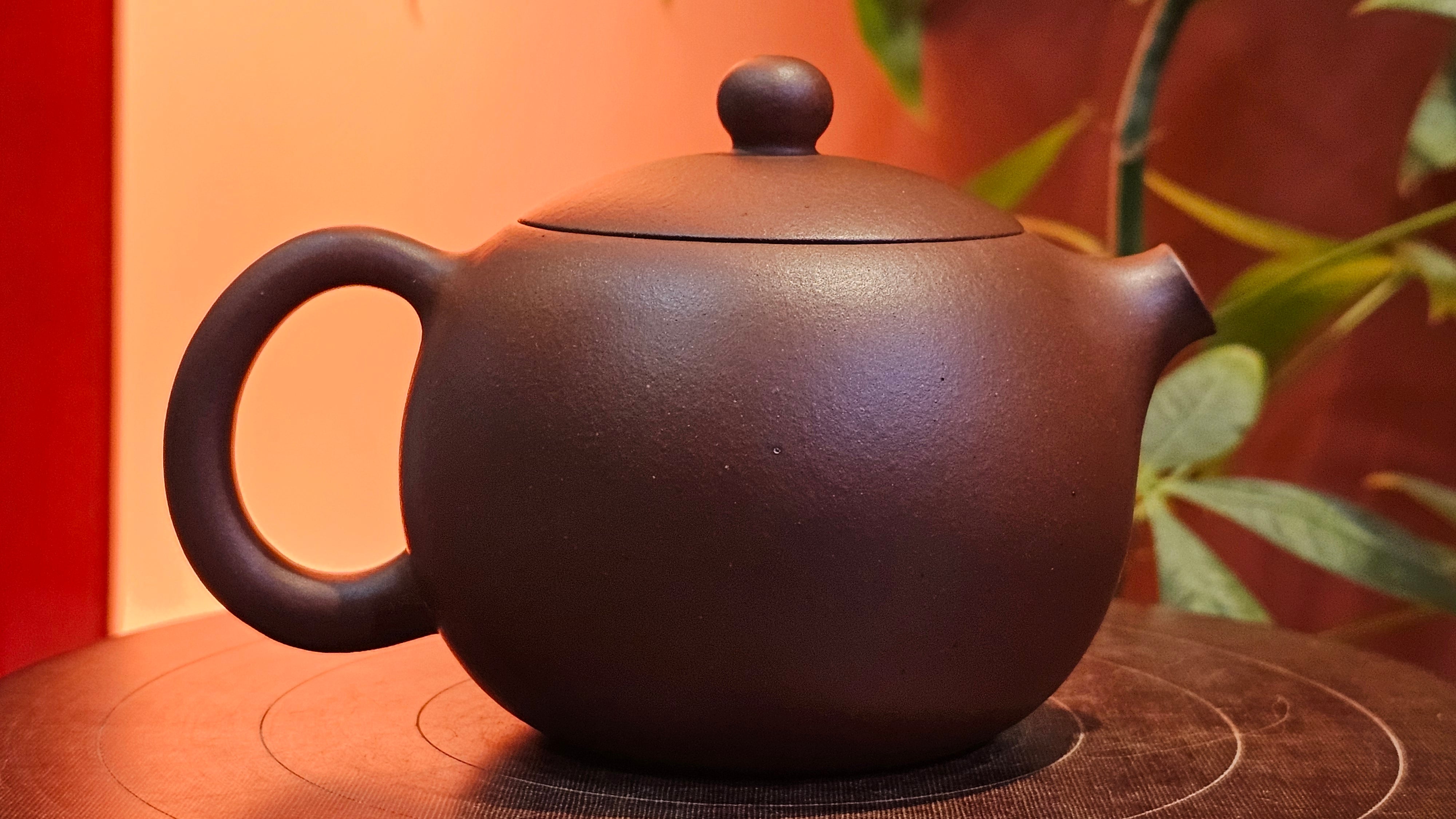 Xi Shi 西施, 171.6ml, Di Cao Qing Zi Ni 底槽青紫泥, by Craftsman Gu Xiao Ming 顾小明。