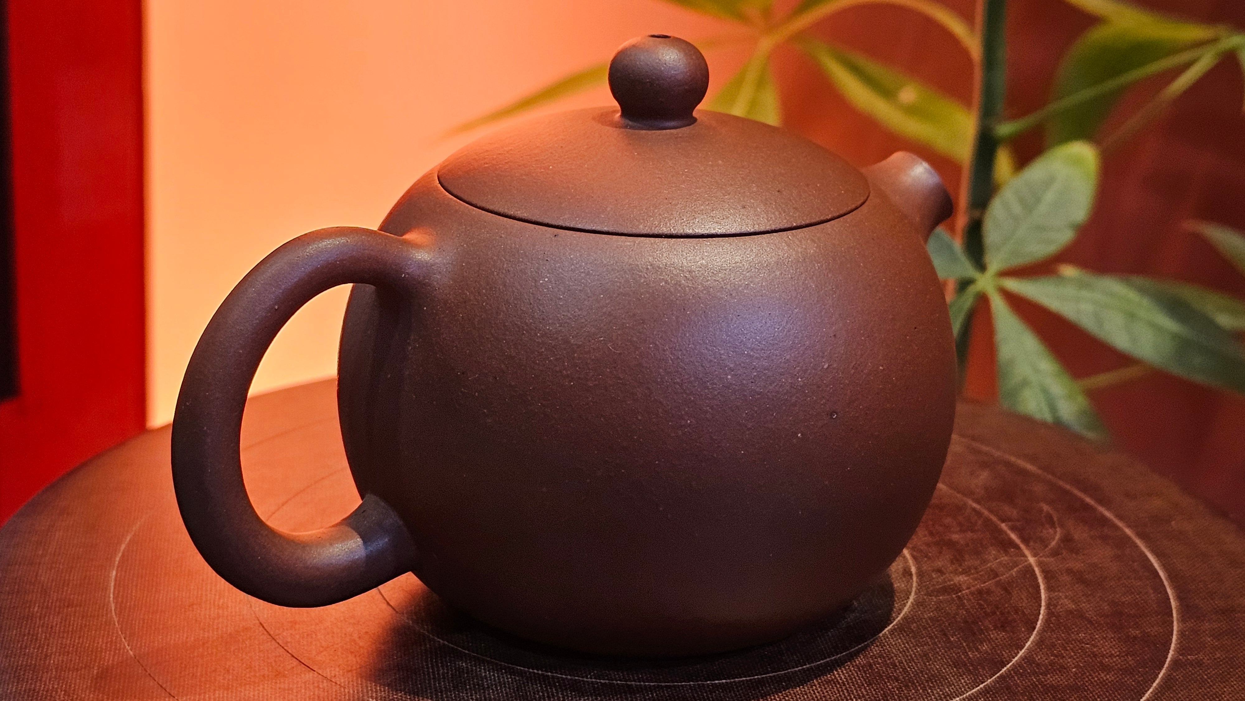 Xi Shi 西施, 171.6ml, Di Cao Qing Zi Ni 底槽青紫泥, by Craftsman Gu Xiao Ming 顾小明。