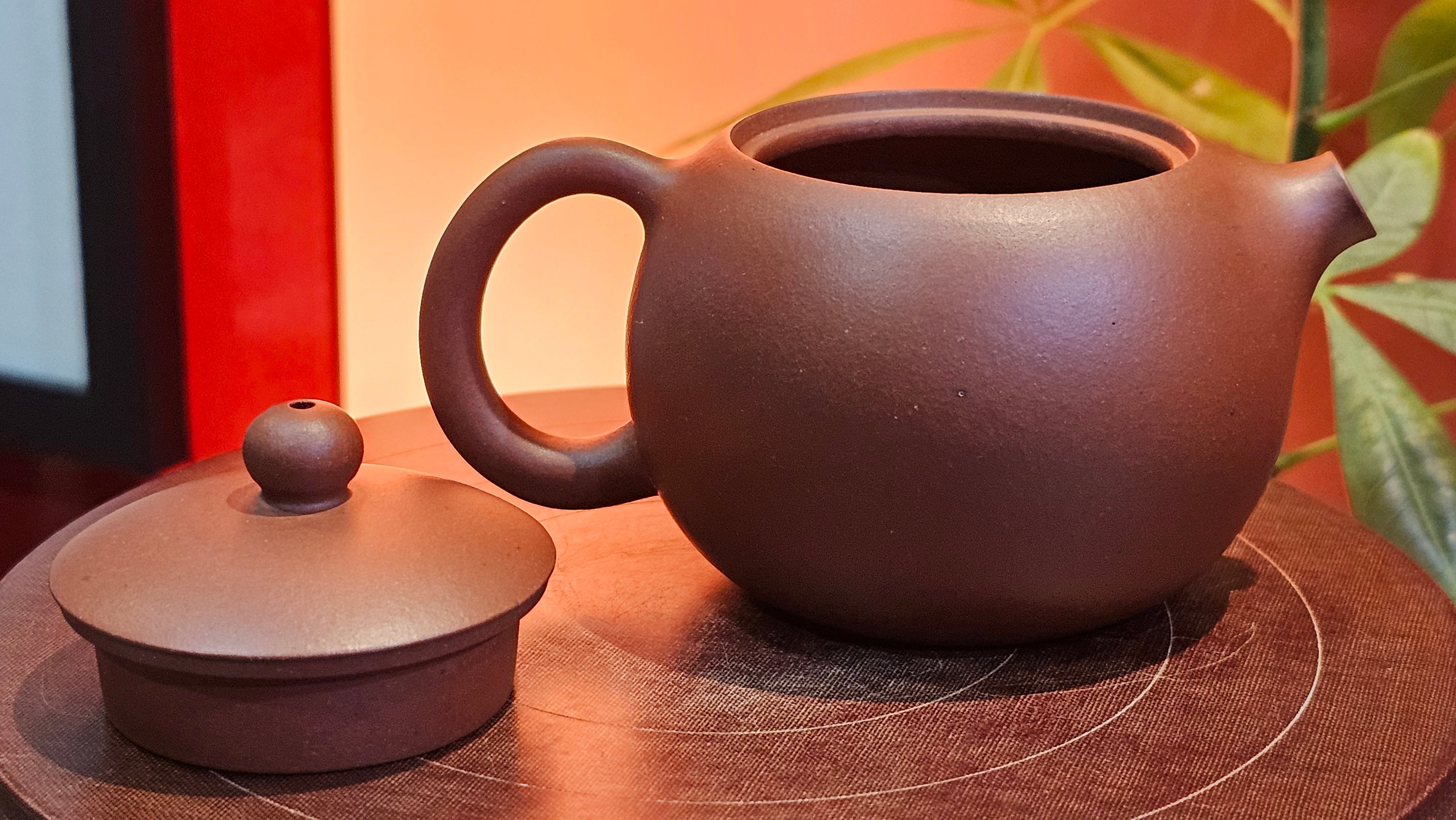 Xi Shi 西施, 171.6ml, Di Cao Qing Zi Ni 底槽青紫泥, by Craftsman Gu Xiao Ming 顾小明。