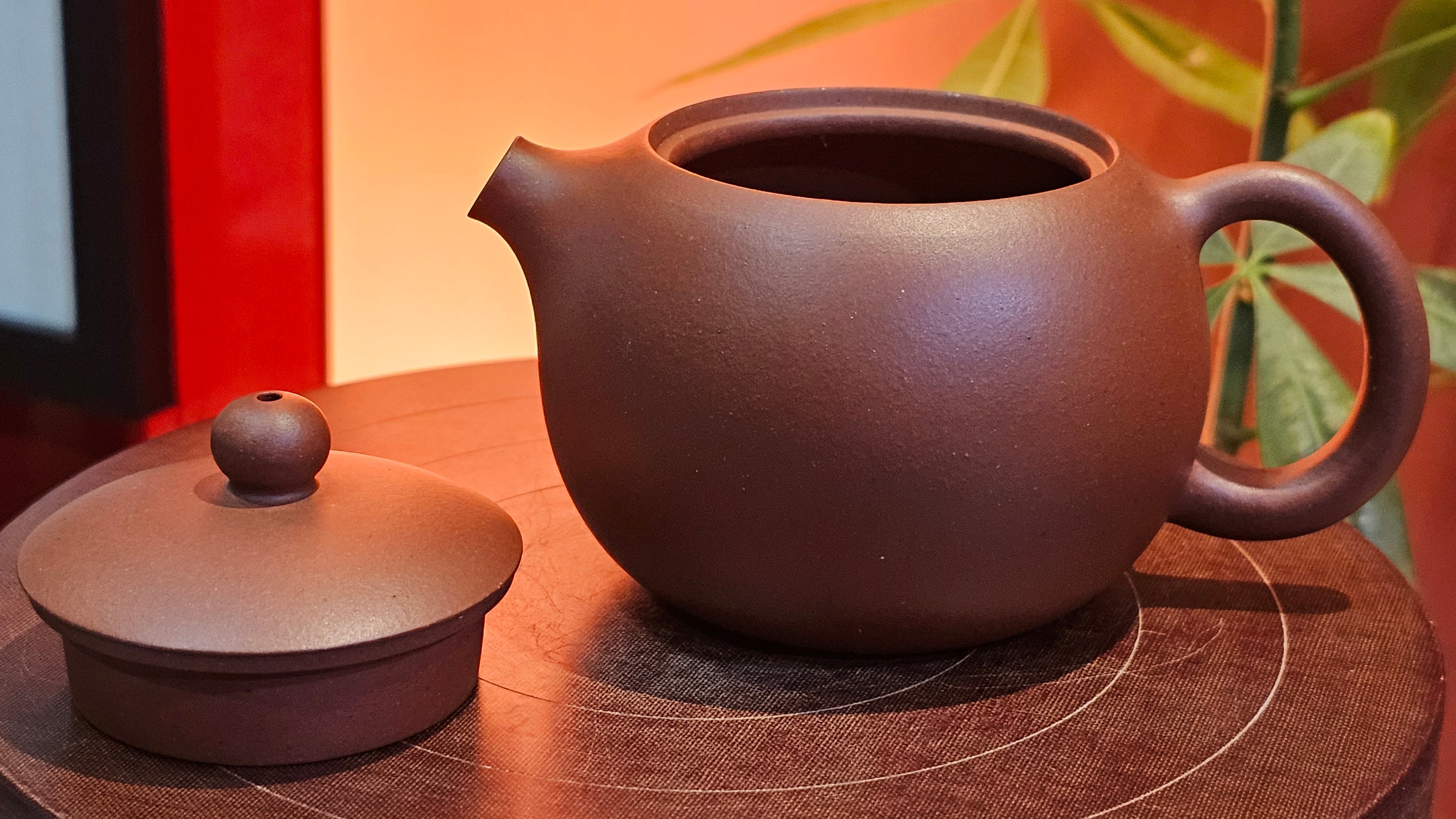 Xi Shi 西施, 171.6ml, Di Cao Qing Zi Ni 底槽青紫泥, by Craftsman Gu Xiao Ming 顾小明。