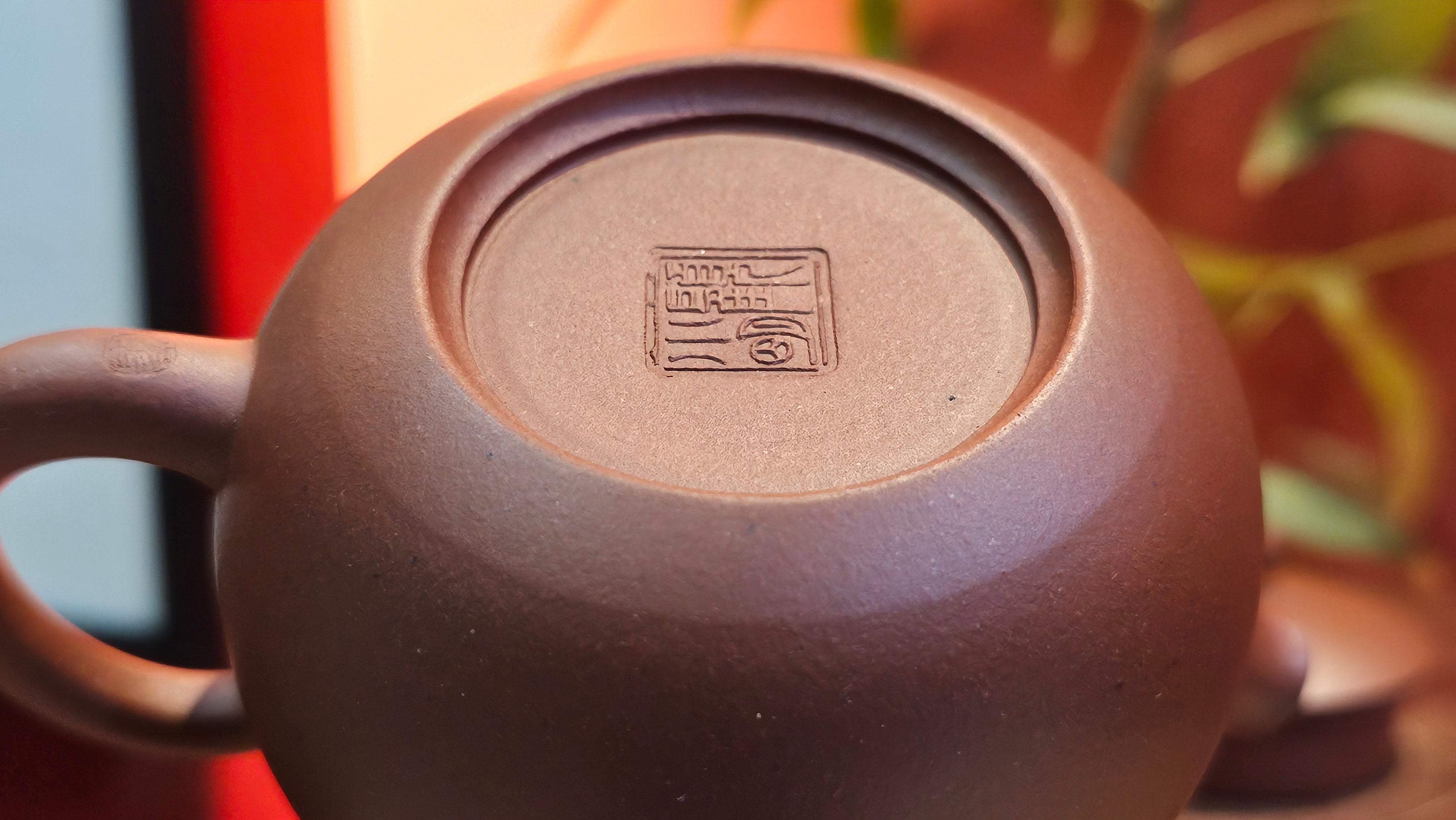 Xi Shi 西施, 171.6ml, Di Cao Qing Zi Ni 底槽青紫泥, by Craftsman Gu Xiao Ming 顾小明。