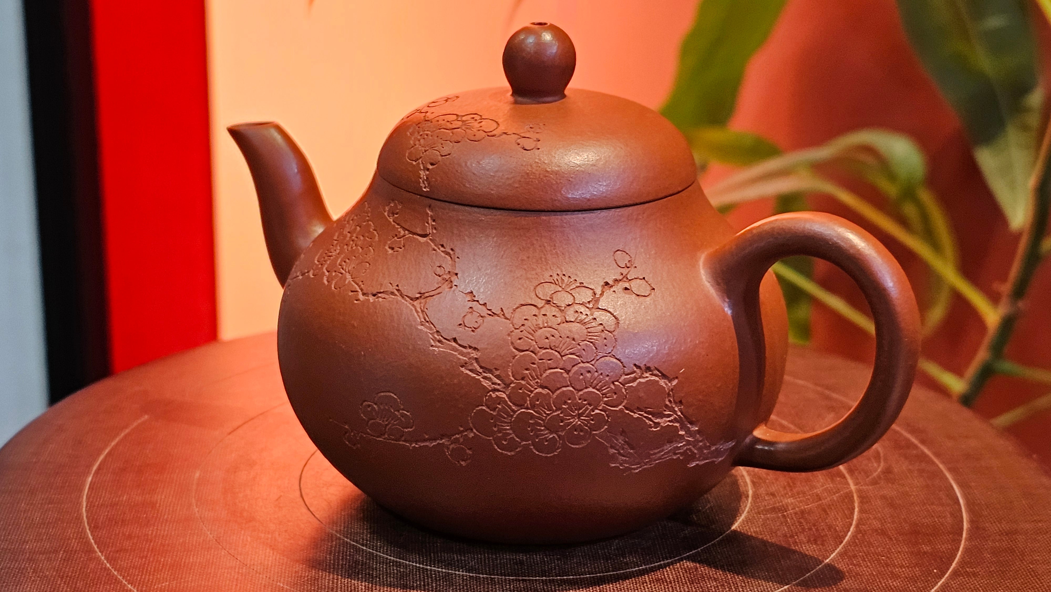 Li Xing 梨形, 171.5ml, Xiao Mei Yao Zhu Ni 小煤窑朱泥 by our Collaborative Craftsman Zhai Yi Yao 翟一耀。Plum Blossoms Engraving 梅花刻绘, 与 "暗香疏影" by Craftsman Yi De Shu 一德书。~ Congratulations to Mr E.P., 1826hrs 10th Apr, Holyoke, MA.