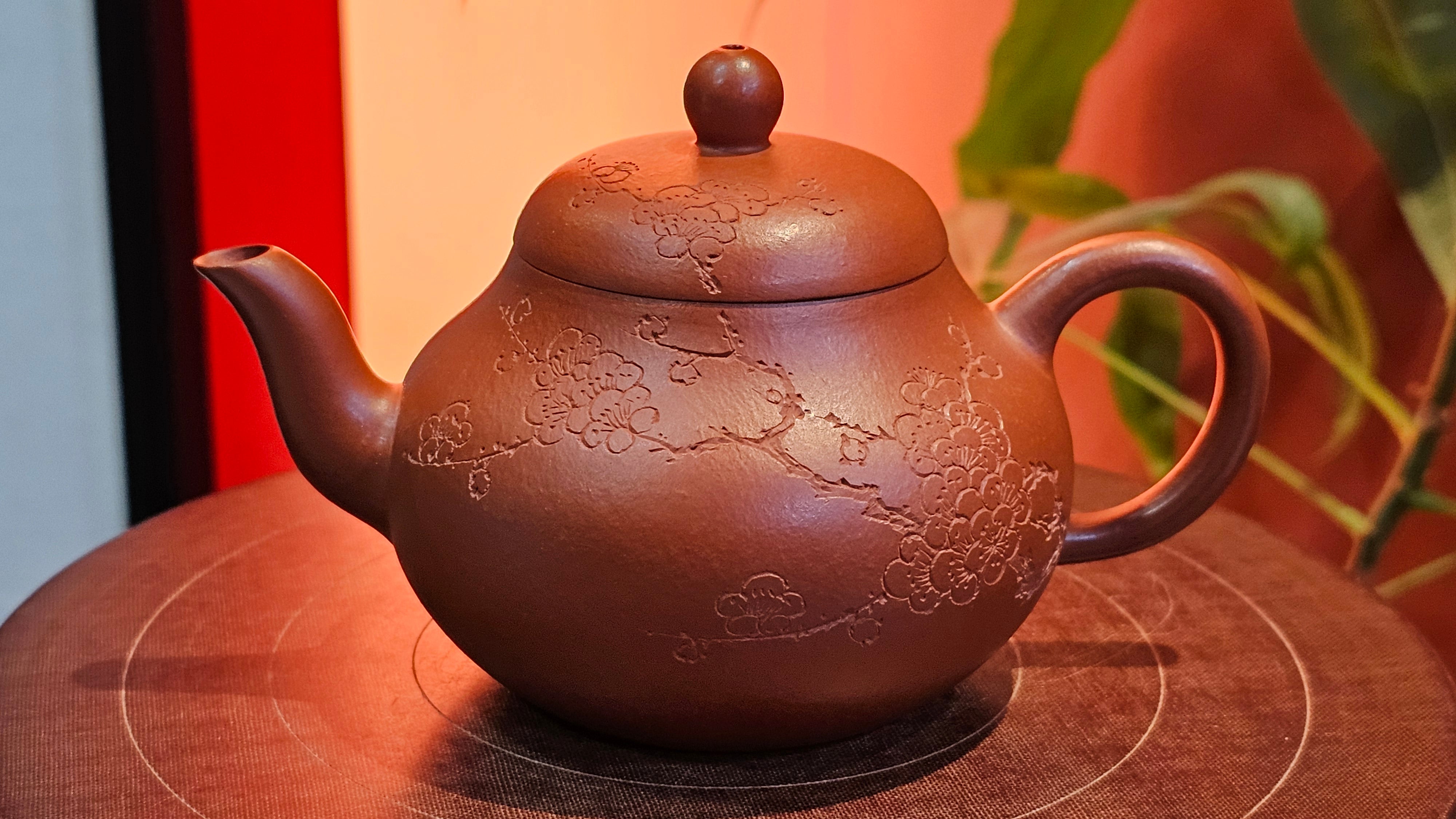 Li Xing 梨形, 171.5ml, Xiao Mei Yao Zhu Ni 小煤窑朱泥 by our Collaborative Craftsman Zhai Yi Yao 翟一耀。Plum Blossoms Engraving 梅花刻绘, 与 "暗香疏影" by Craftsman Yi De Shu 一德书。~ Congratulations to Mr E.P., 1826hrs 10th Apr, Holyoke, MA.