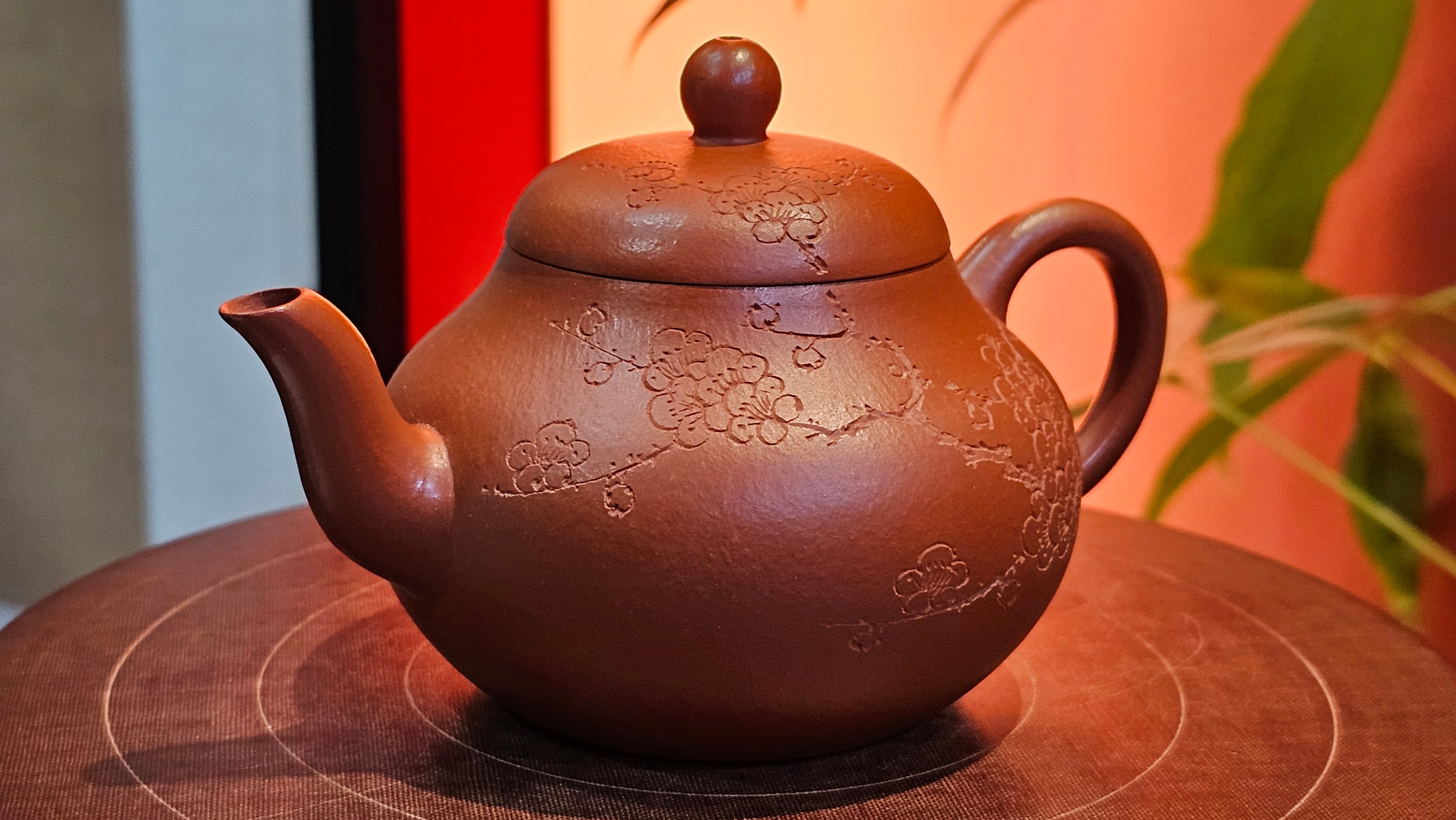 Li Xing 梨形, 171.5ml, Xiao Mei Yao Zhu Ni 小煤窑朱泥 by our Collaborative Craftsman Zhai Yi Yao 翟一耀。Plum Blossoms Engraving 梅花刻绘, 与 "暗香疏影" by Craftsman Yi De Shu 一德书。~ Congratulations to Mr E.P., 1826hrs 10th Apr, Holyoke, MA.