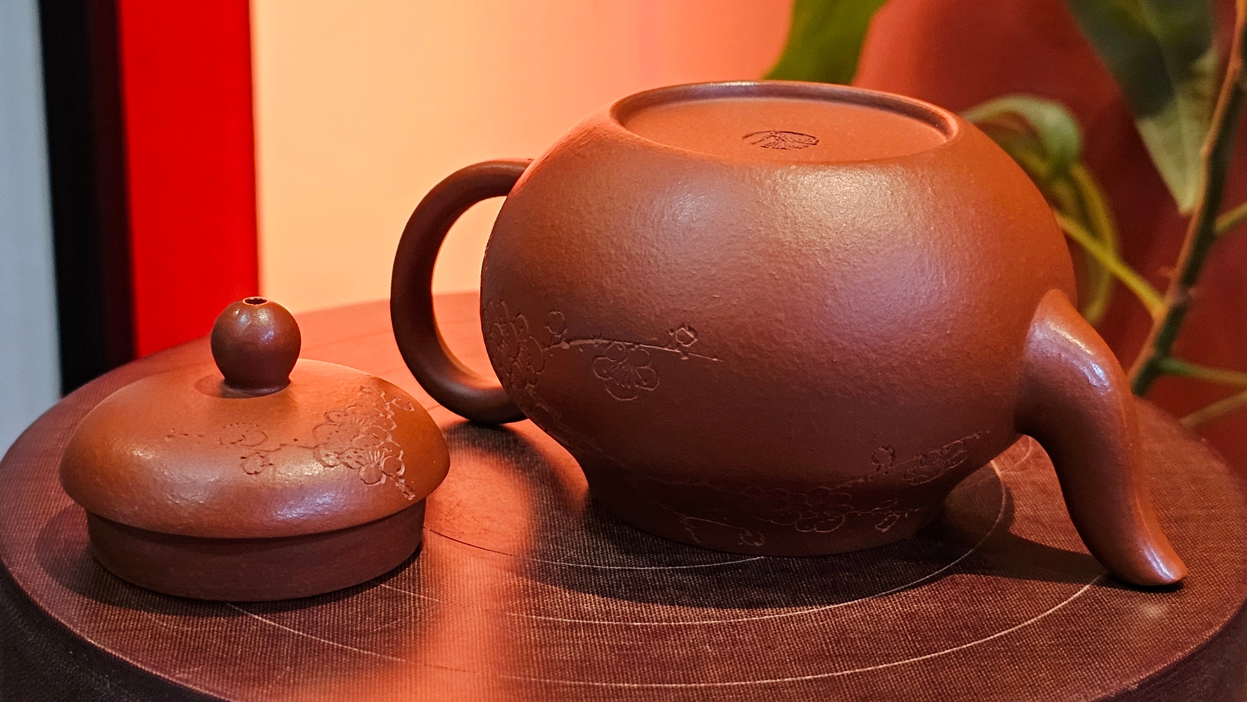 Li Xing 梨形, 171.5ml, Xiao Mei Yao Zhu Ni 小煤窑朱泥 by our Collaborative Craftsman Zhai Yi Yao 翟一耀。Plum Blossoms Engraving 梅花刻绘, 与 "暗香疏影" by Craftsman Yi De Shu 一德书。~ Congratulations to Mr E.P., 1826hrs 10th Apr, Holyoke, MA.