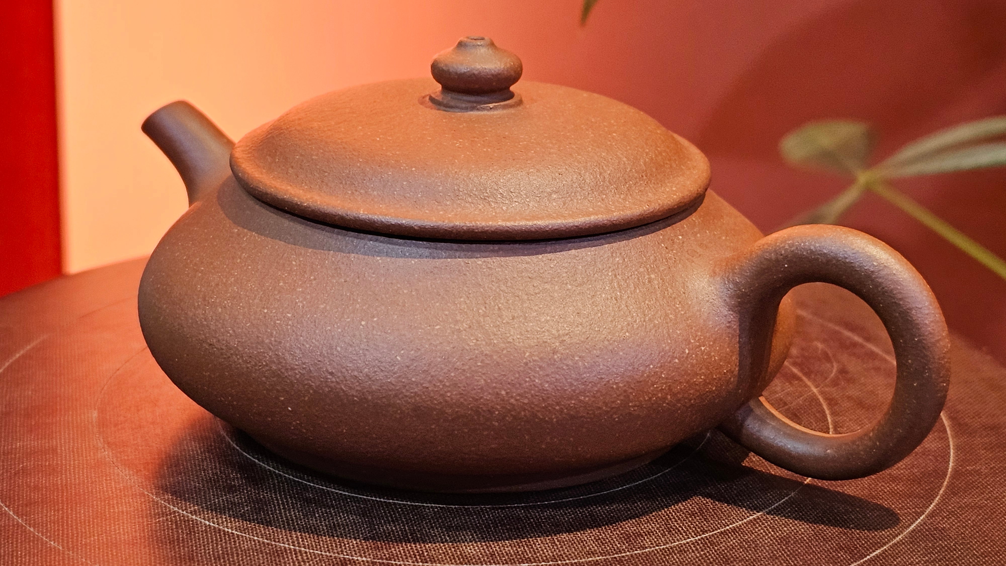 Ming Lu 明炉, 141.1ml, Hong Jiang Po Ni 红降坡泥, by our Collaborative Craftsman Chen Gui Zhi 陈桂枝。(Red JiangPoNi is rarer than Yellow JiangPoNi, XiaoMeiYao ZhuNi & ZhaoZhuang ZhuNi) ~ Congratulations to Mr L.Q., 1526hrs 12th May 2025, Pender Island, Canada 🇨🇦.