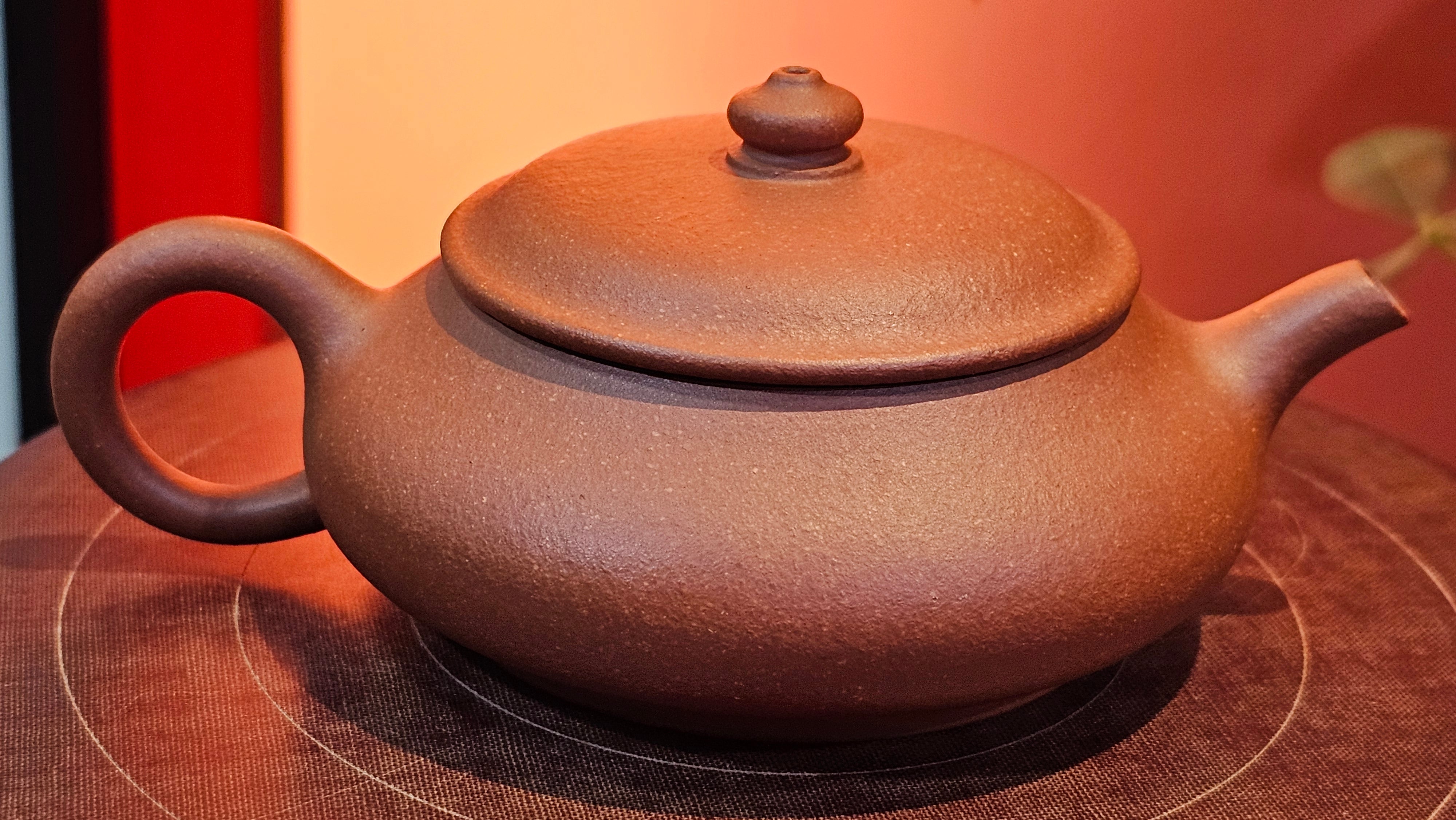 Ming Lu 明炉, 141.1ml, Hong Jiang Po Ni 红降坡泥, by our Collaborative Craftsman Chen Gui Zhi 陈桂枝。(Red JiangPoNi is rarer than Yellow JiangPoNi, XiaoMeiYao ZhuNi & ZhaoZhuang ZhuNi) ~ Congratulations to Mr L.Q., 1526hrs 12th May 2025, Pender Island, Canada 🇨🇦.