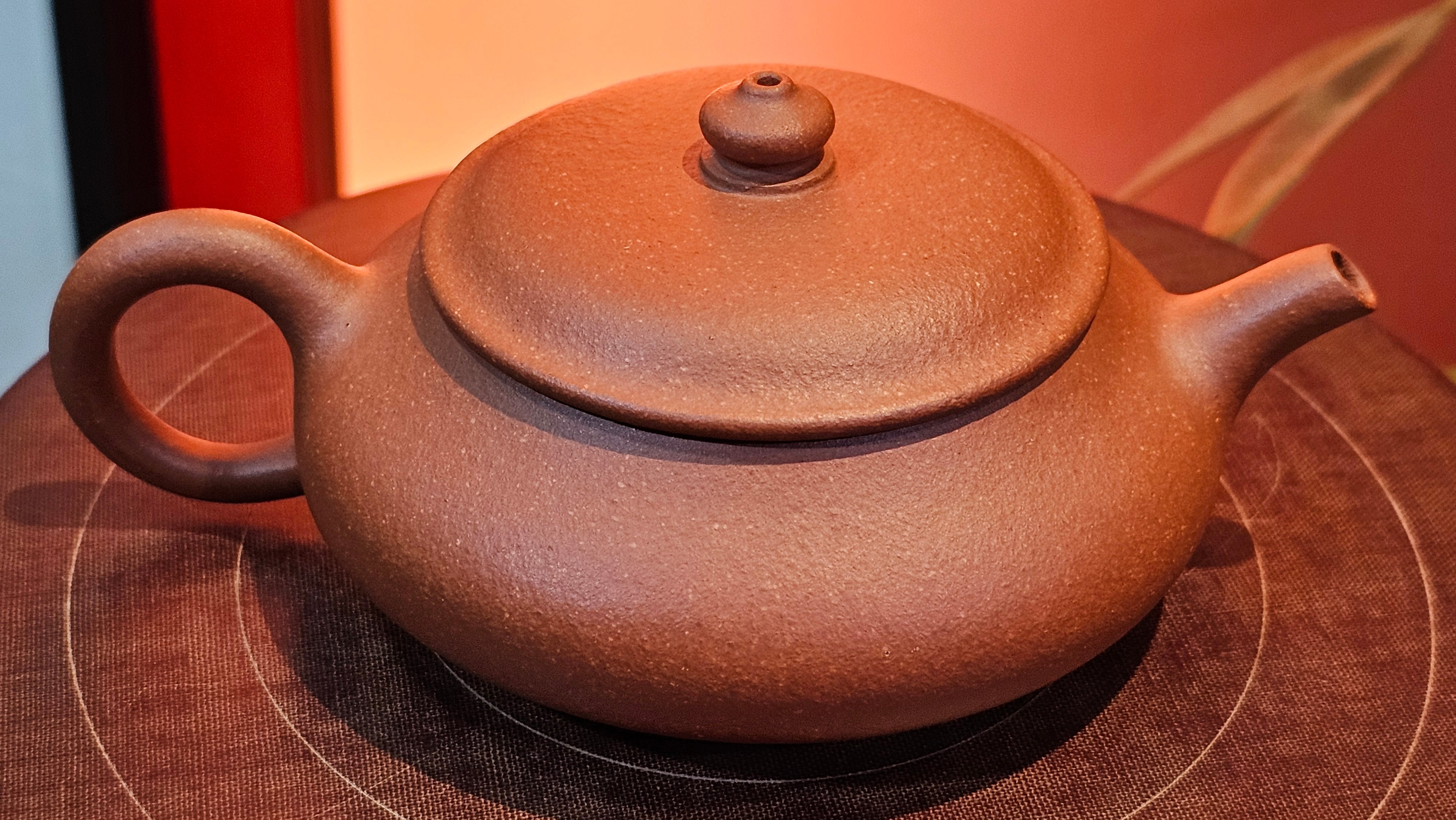 Ming Lu 明炉, 141.1ml, Hong Jiang Po Ni 红降坡泥, by our Collaborative Craftsman Chen Gui Zhi 陈桂枝。(Red JiangPoNi is rarer than Yellow JiangPoNi, XiaoMeiYao ZhuNi & ZhaoZhuang ZhuNi) ~ Congratulations to Mr L.Q., 1526hrs 12th May 2025, Pender Island, Canada 🇨🇦.