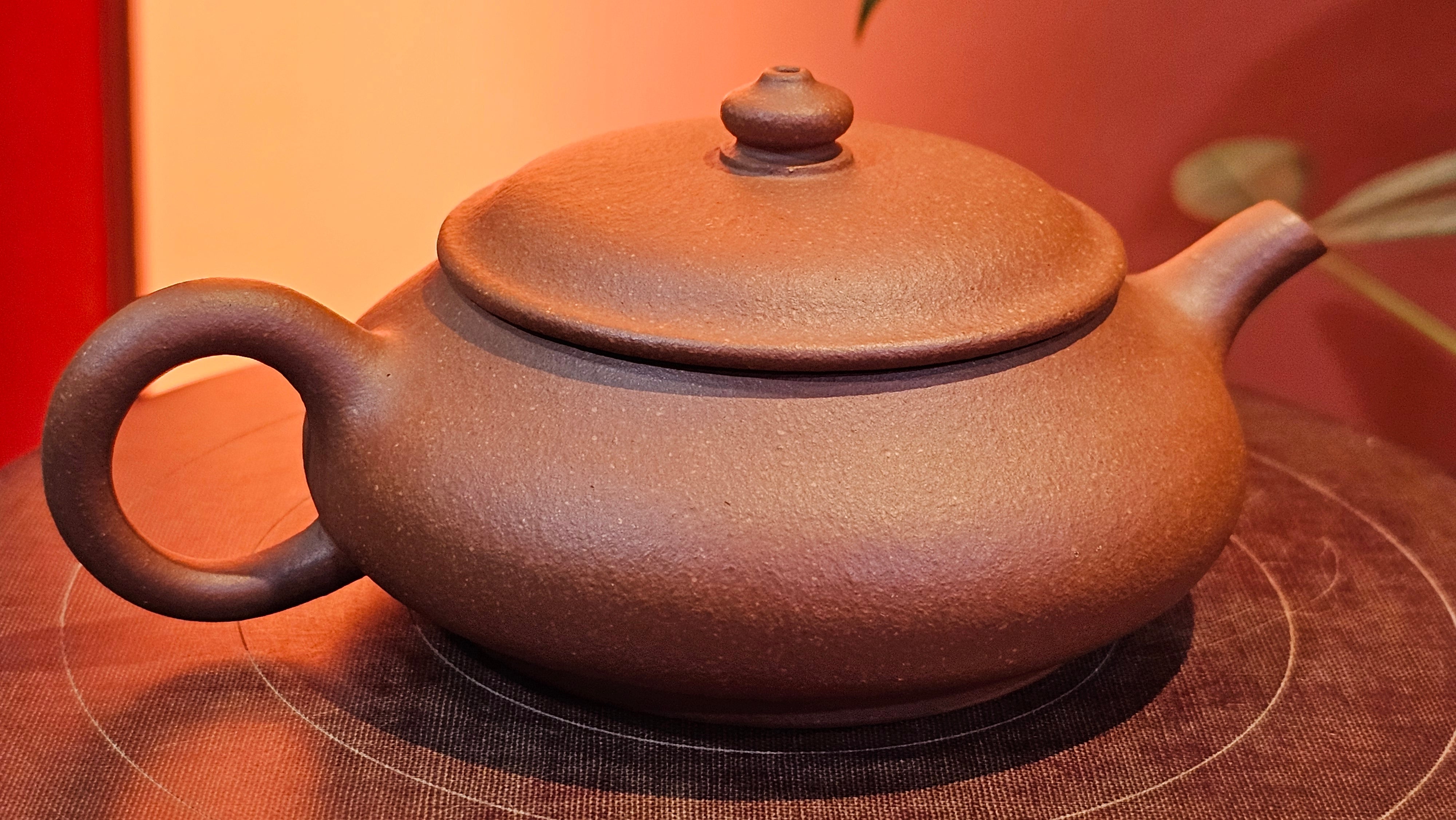 Ming Lu 明炉, 141.1ml, Hong Jiang Po Ni 红降坡泥, by our Collaborative Craftsman Chen Gui Zhi 陈桂枝。(Red JiangPoNi is rarer than Yellow JiangPoNi, XiaoMeiYao ZhuNi & ZhaoZhuang ZhuNi) ~ Congratulations to Mr L.Q., 1526hrs 12th May 2025, Pender Island, Canada 🇨🇦.