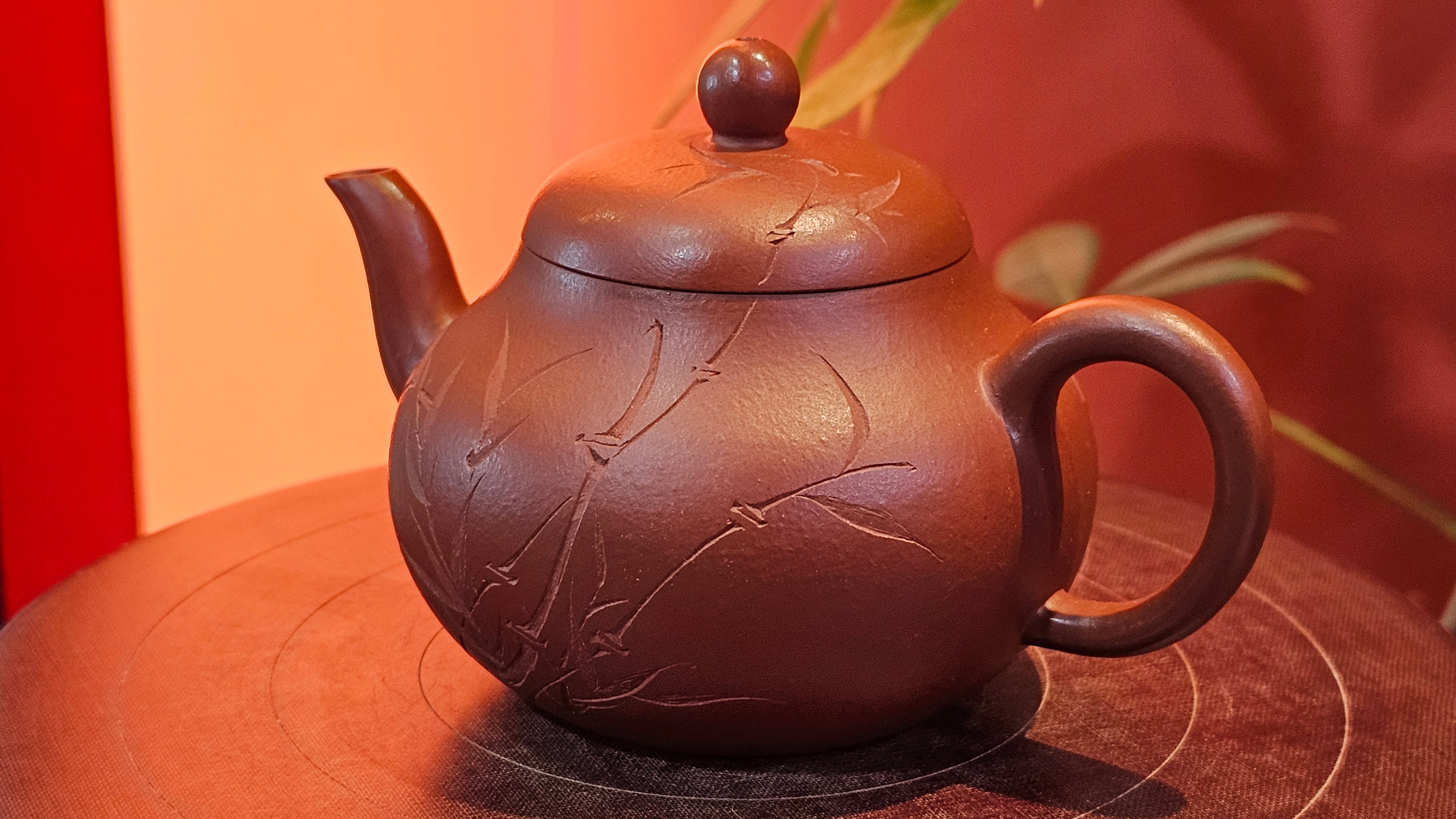 Li Xing 梨形, 170.3ml, Xiao Mei Yao Zhu Ni 小煤窑朱泥 by our Collaborative Craftsman Zhai Yi Yao 翟一耀。"竹韵茶香", 竹刻绘, Engraving of Bamboos and Calligraphy, by Craftsman Yi De Shu 一德书 ~ Congratulations to Mr M.P., 0019hrs 27th June 2025, Aurora, IL.