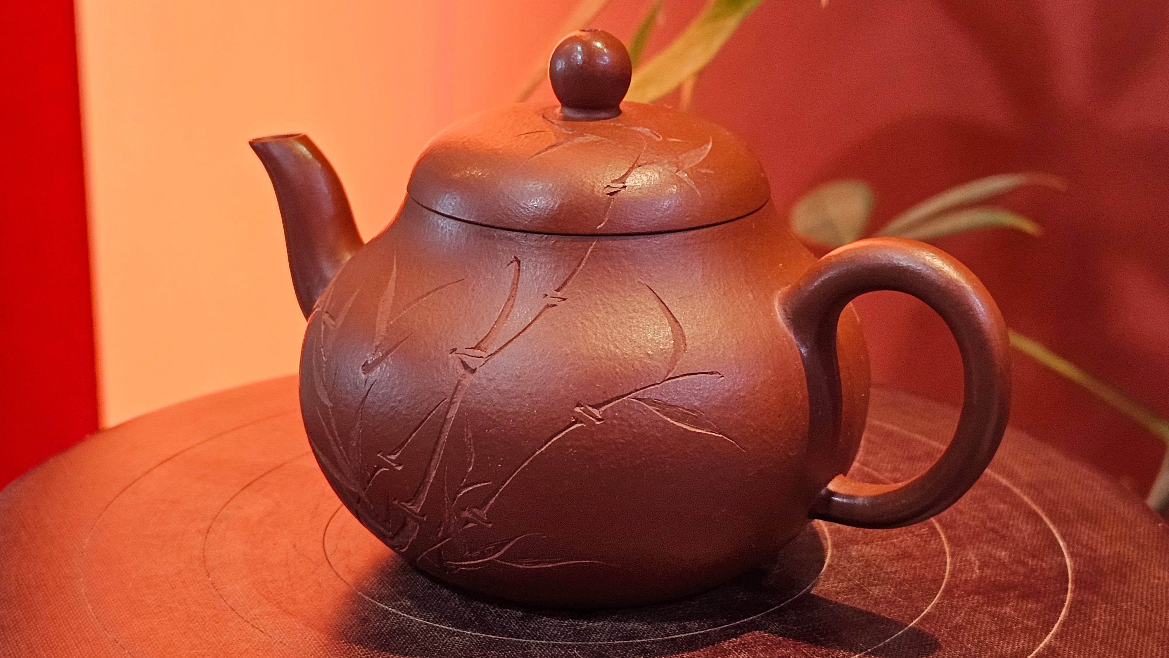 Li Xing 梨形, 170.3ml, Xiao Mei Yao Zhu Ni 小煤窑朱泥 by our Collaborative Craftsman Zhai Yi Yao 翟一耀。"竹韵茶香", 竹刻绘, Engraving of Bamboos and Calligraphy, by Craftsman Yi De Shu 一德书 ~ Congratulations to Mr M.P., 0019hrs 27th June 2025, Aurora, IL.