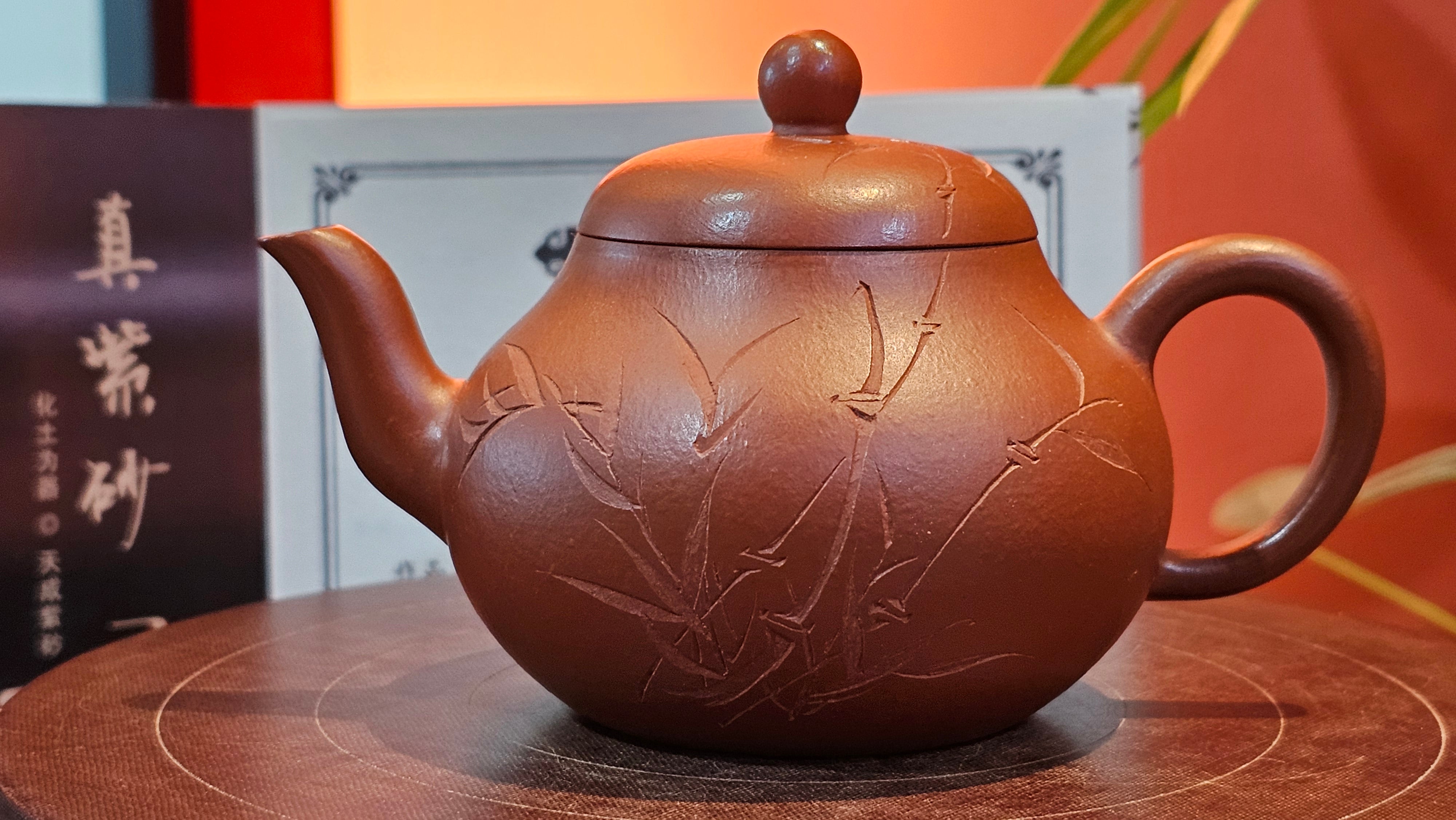 Li Xing 梨形, 170.3ml, Xiao Mei Yao Zhu Ni 小煤窑朱泥 by our Collaborative Craftsman Zhai Yi Yao 翟一耀。"竹韵茶香", 竹刻绘, Engraving of Bamboos and Calligraphy, by Craftsman Yi De Shu 一德书 ~ Congratulations to Mr M.P., 0019hrs 27th June 2025, Aurora, IL.