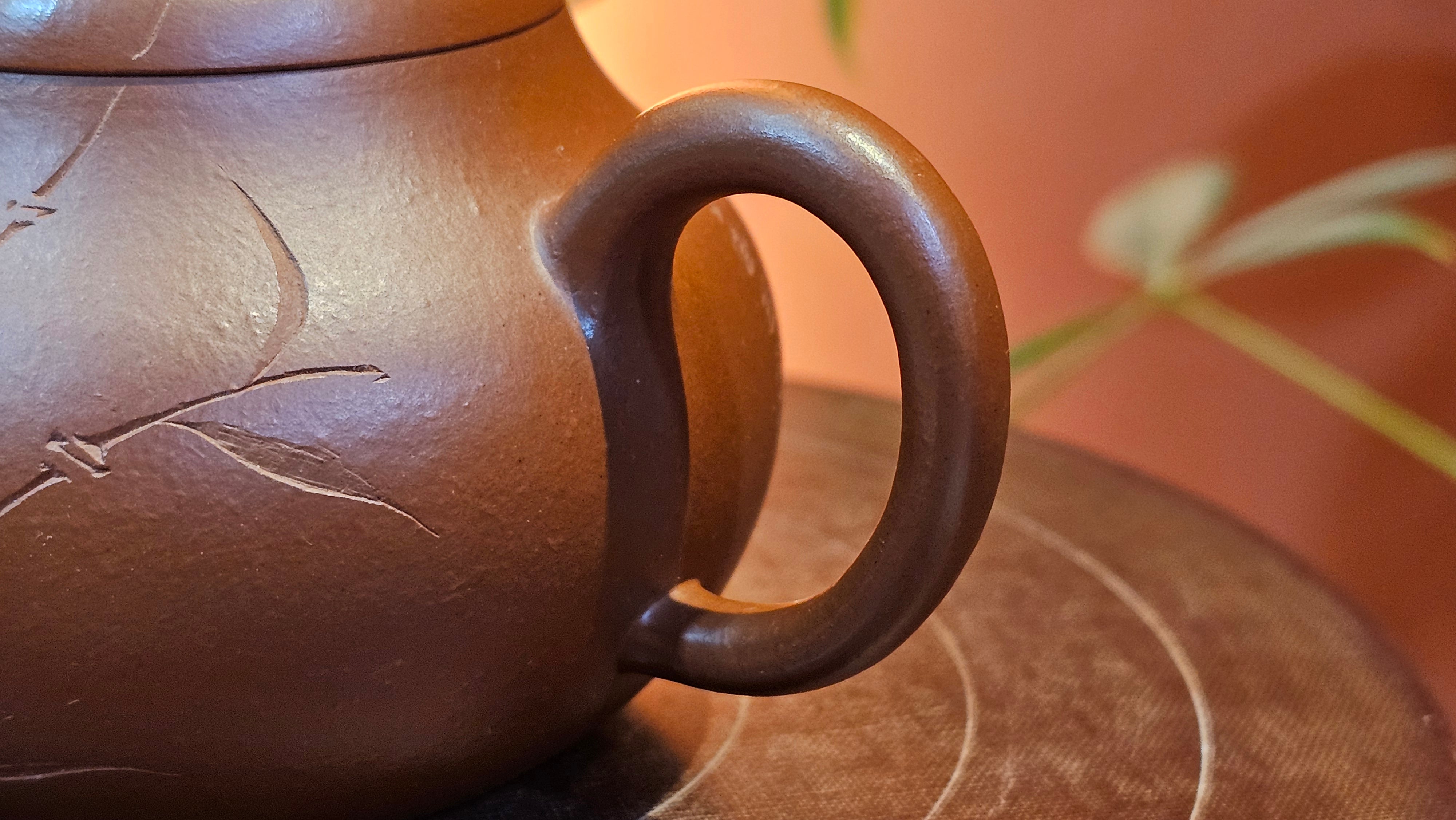 Li Xing 梨形, 170.3ml, Xiao Mei Yao Zhu Ni 小煤窑朱泥 by our Collaborative Craftsman Zhai Yi Yao 翟一耀。"竹韵茶香", 竹刻绘, Engraving of Bamboos and Calligraphy, by Craftsman Yi De Shu 一德书 ~ Congratulations to Mr M.P., 0019hrs 27th June 2025, Aurora, IL.