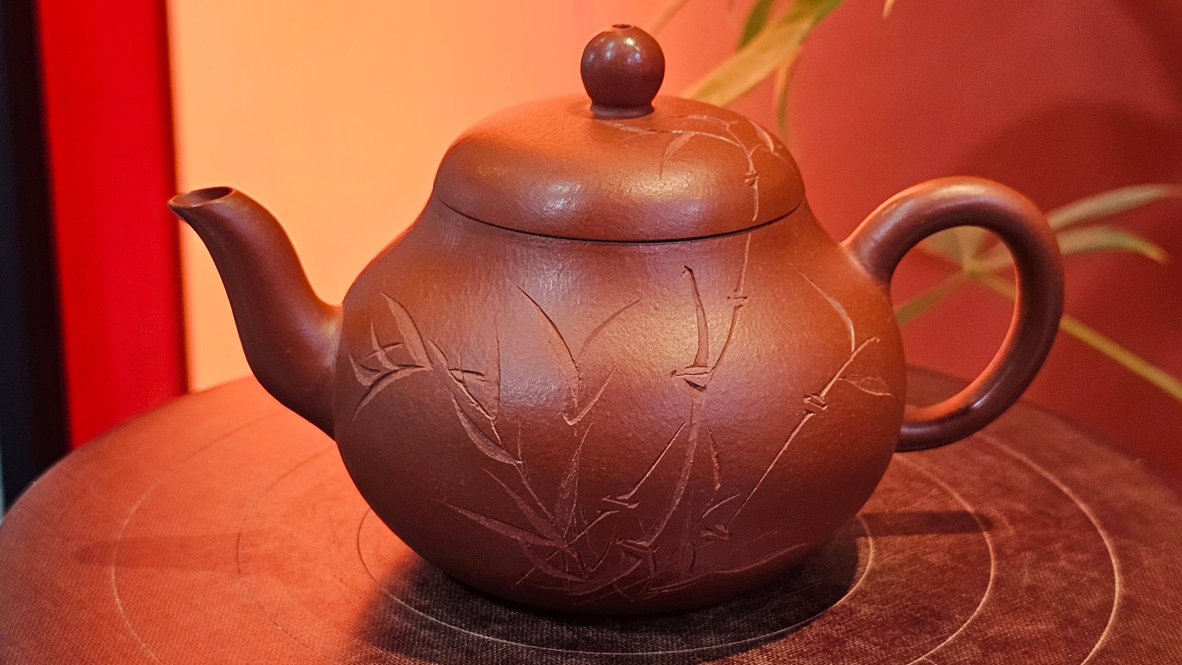 Li Xing 梨形, 170.3ml, Xiao Mei Yao Zhu Ni 小煤窑朱泥 by our Collaborative Craftsman Zhai Yi Yao 翟一耀。"竹韵茶香", 竹刻绘, Engraving of Bamboos and Calligraphy, by Craftsman Yi De Shu 一德书 ~ Congratulations to Mr M.P., 0019hrs 27th June 2025, Aurora, IL.