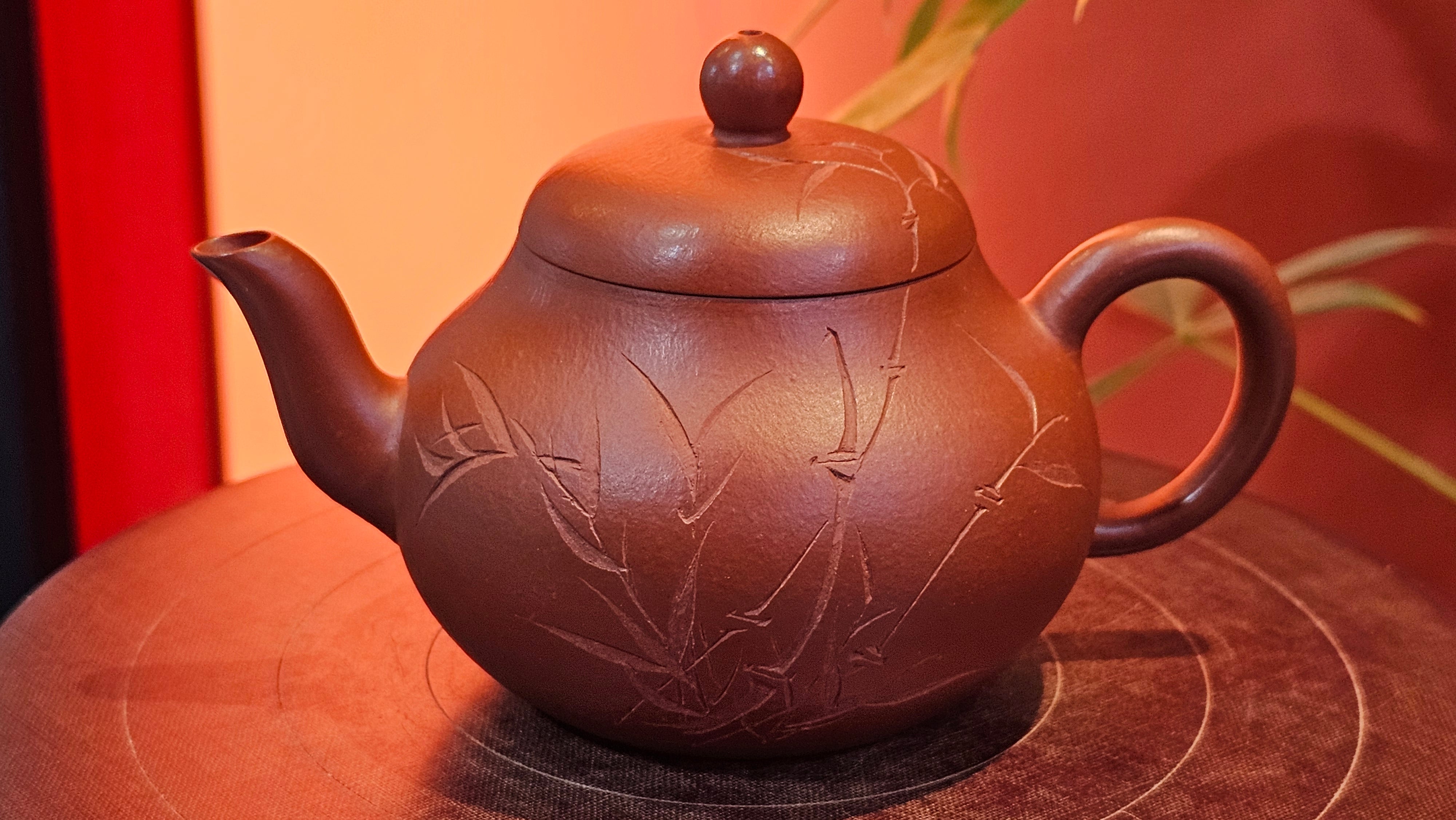 Li Xing 梨形, 170.3ml, Xiao Mei Yao Zhu Ni 小煤窑朱泥 by our Collaborative Craftsman Zhai Yi Yao 翟一耀。"竹韵茶香", 竹刻绘, Engraving of Bamboos and Calligraphy, by Craftsman Yi De Shu 一德书 ~ Congratulations to Mr M.P., 0019hrs 27th June 2025, Aurora, IL.