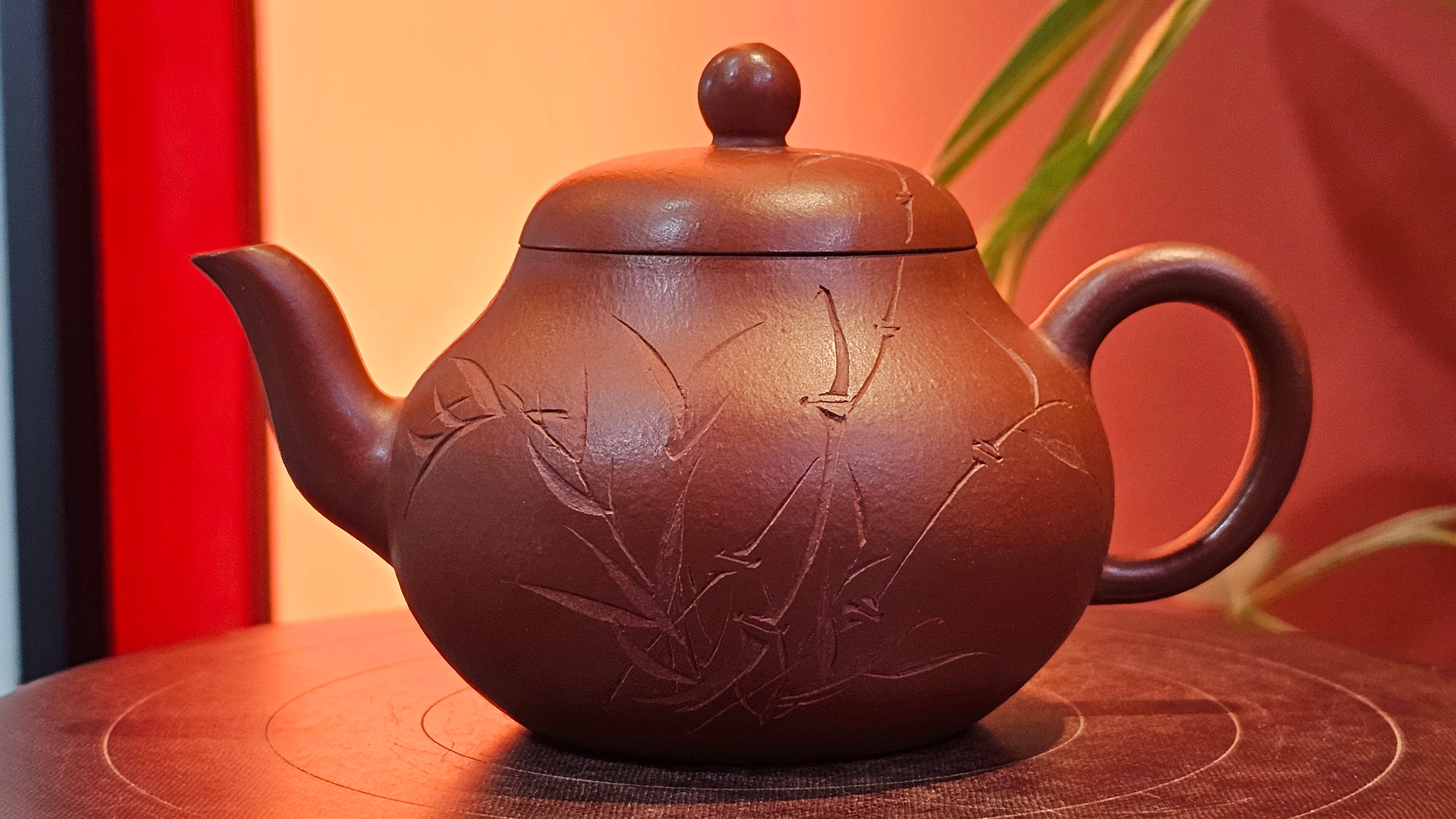 Li Xing 梨形, 170.3ml, Xiao Mei Yao Zhu Ni 小煤窑朱泥 by our Collaborative Craftsman Zhai Yi Yao 翟一耀。"竹韵茶香", 竹刻绘, Engraving of Bamboos and Calligraphy, by Craftsman Yi De Shu 一德书 ~ Congratulations to Mr M.P., 0019hrs 27th June 2025, Aurora, IL.