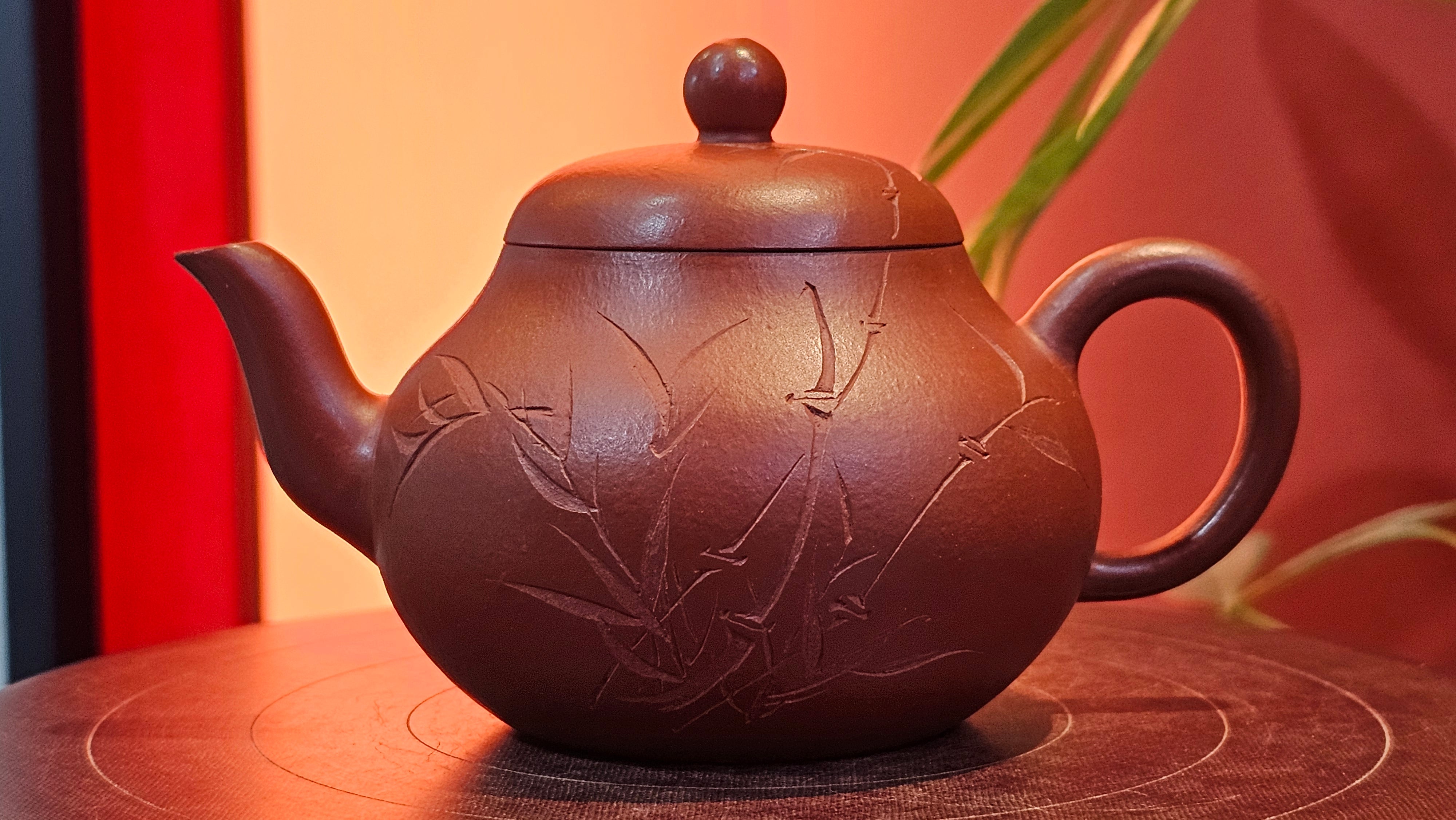 Li Xing 梨形, 170.3ml, Xiao Mei Yao Zhu Ni 小煤窑朱泥 by our Collaborative Craftsman Zhai Yi Yao 翟一耀。"竹韵茶香", 竹刻绘, Engraving of Bamboos and Calligraphy, by Craftsman Yi De Shu 一德书 ~ Congratulations to Mr M.P., 0019hrs 27th June 2025, Aurora, IL.