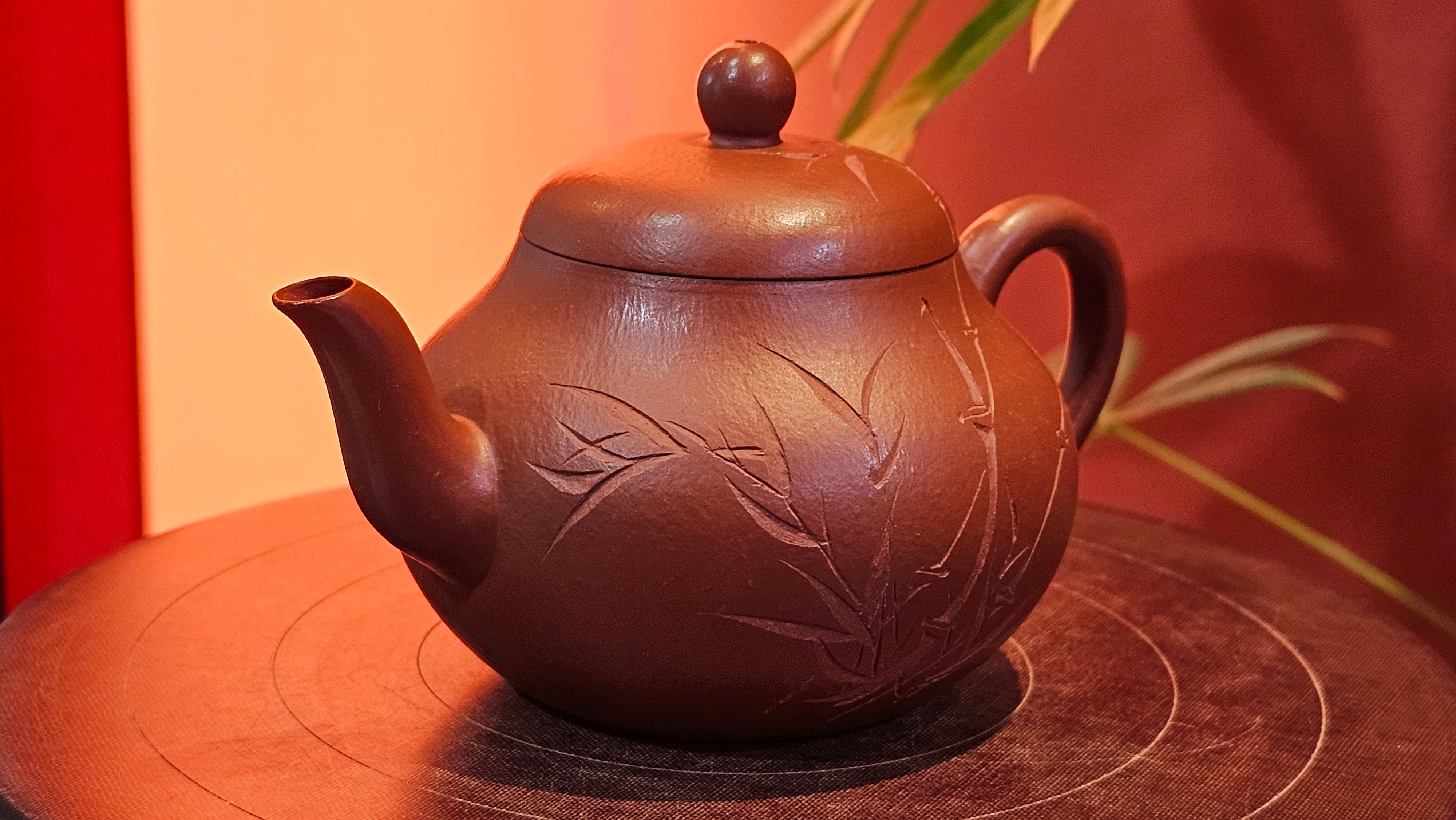 Li Xing 梨形, 170.3ml, Xiao Mei Yao Zhu Ni 小煤窑朱泥 by our Collaborative Craftsman Zhai Yi Yao 翟一耀。"竹韵茶香", 竹刻绘, Engraving of Bamboos and Calligraphy, by Craftsman Yi De Shu 一德书 ~ Congratulations to Mr M.P., 0019hrs 27th June 2025, Aurora, IL.