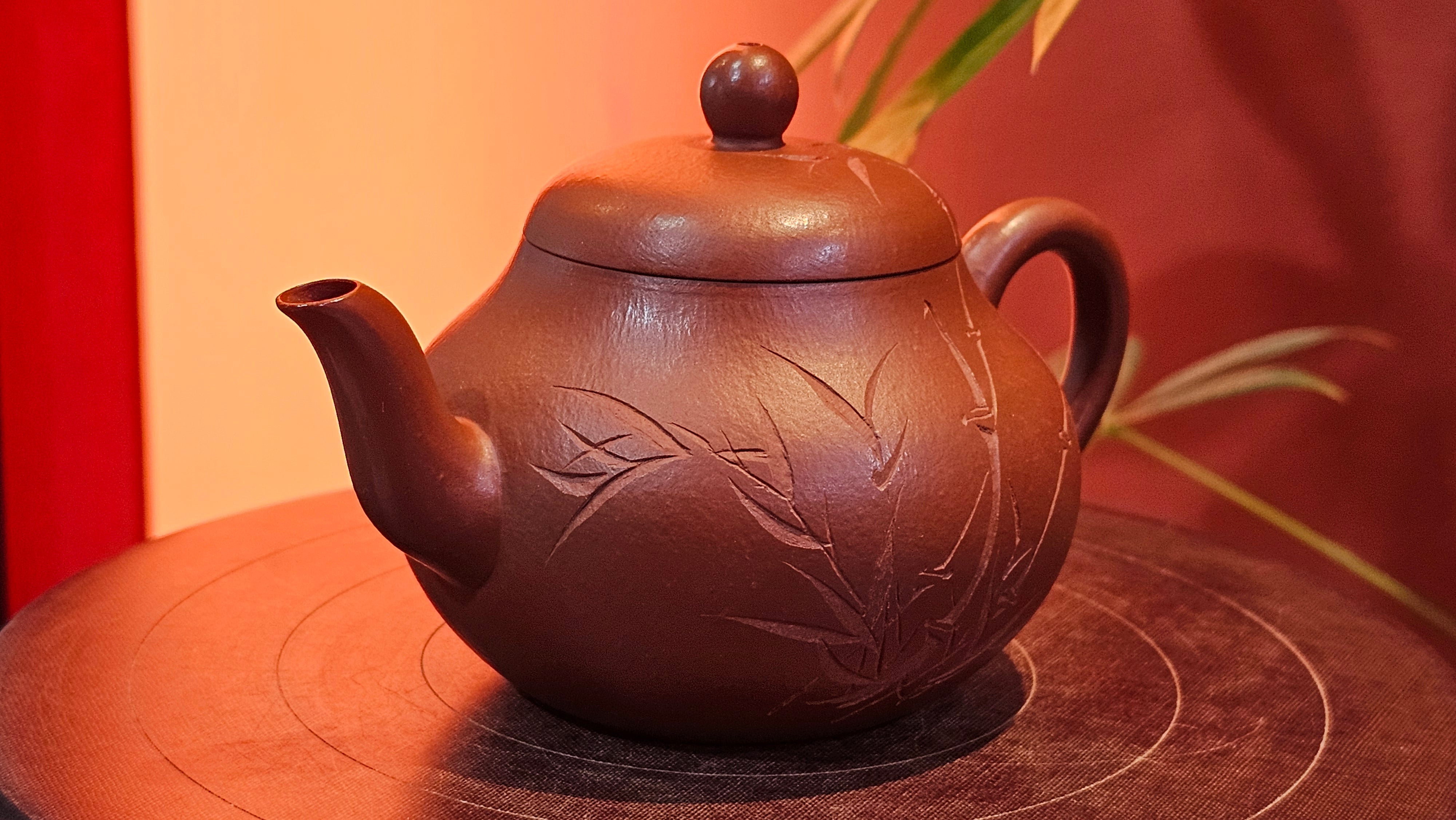 Li Xing 梨形, 170.3ml, Xiao Mei Yao Zhu Ni 小煤窑朱泥 by our Collaborative Craftsman Zhai Yi Yao 翟一耀。"竹韵茶香", 竹刻绘, Engraving of Bamboos and Calligraphy, by Craftsman Yi De Shu 一德书 ~ Congratulations to Mr M.P., 0019hrs 27th June 2025, Aurora, IL.