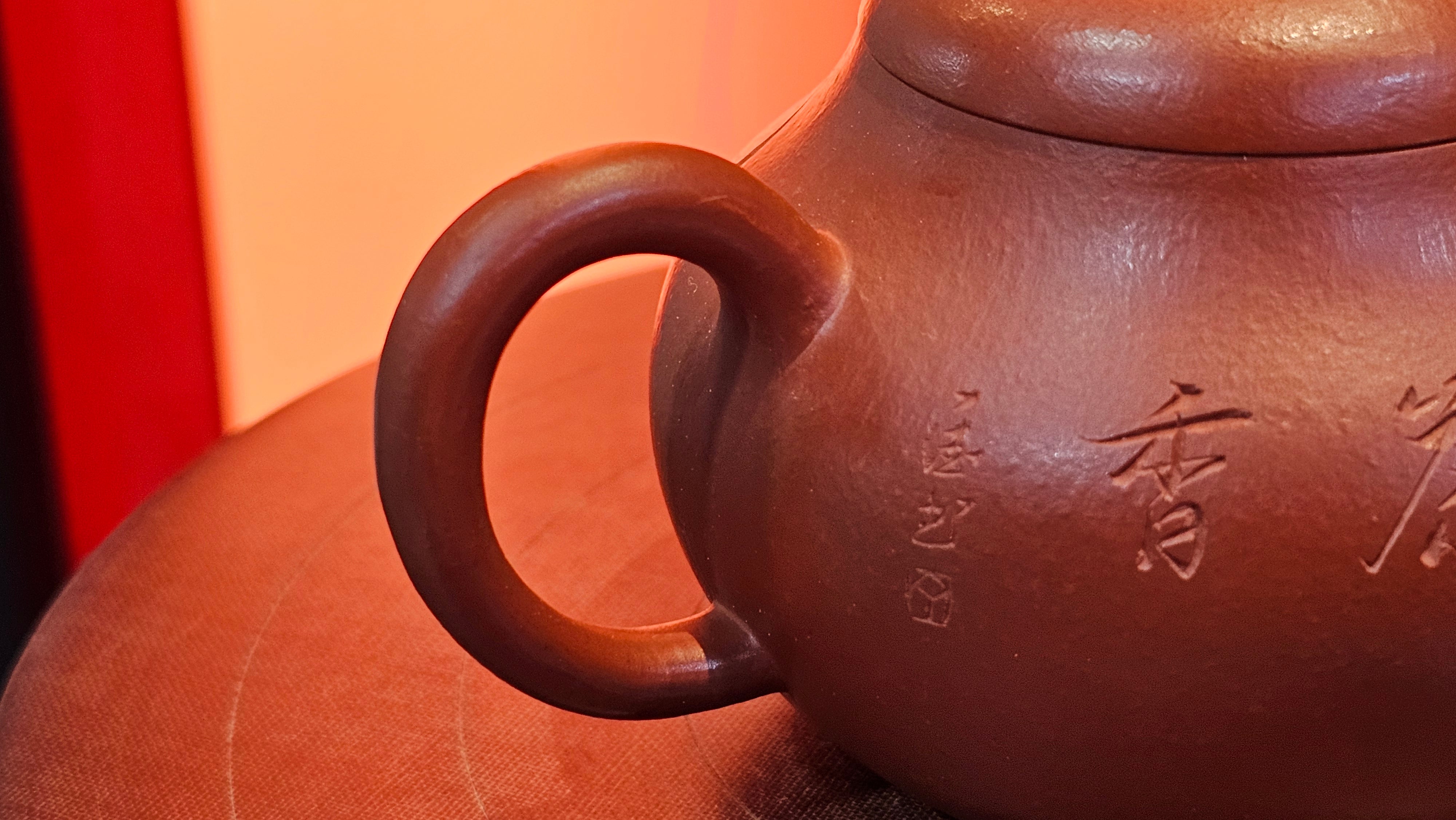 Li Xing 梨形, 170.3ml, Xiao Mei Yao Zhu Ni 小煤窑朱泥 by our Collaborative Craftsman Zhai Yi Yao 翟一耀。"竹韵茶香", 竹刻绘, Engraving of Bamboos and Calligraphy, by Craftsman Yi De Shu 一德书 ~ Congratulations to Mr M.P., 0019hrs 27th June 2025, Aurora, IL.