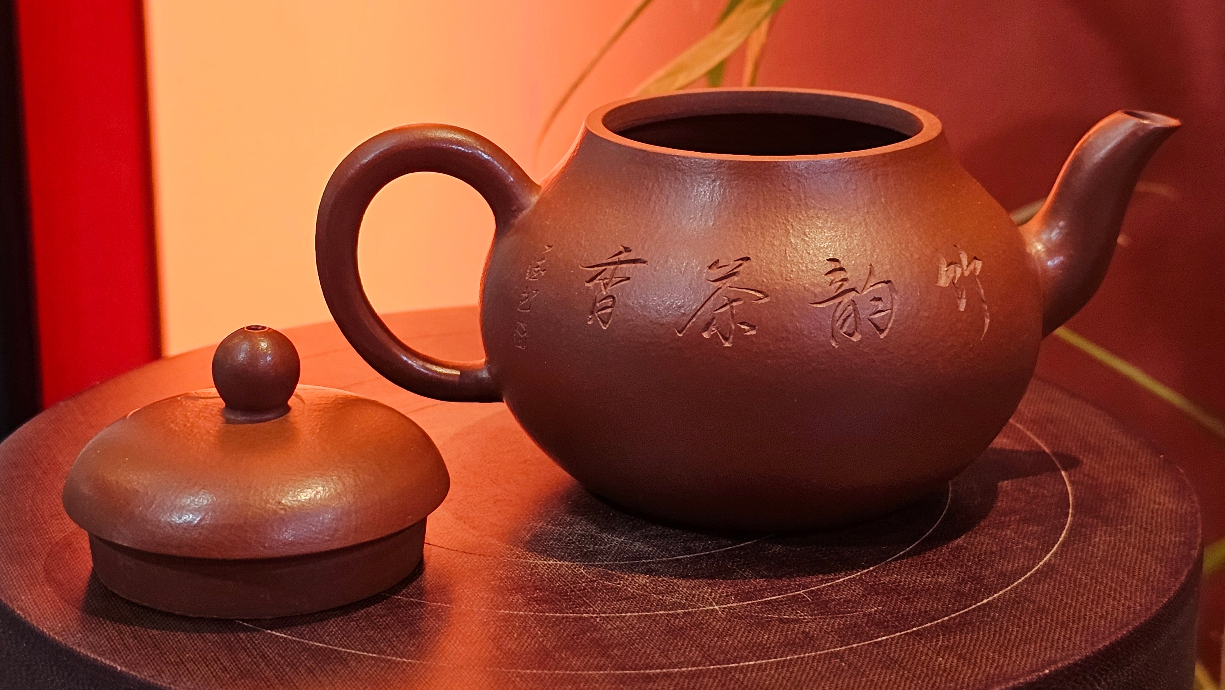 Li Xing 梨形, 170.3ml, Xiao Mei Yao Zhu Ni 小煤窑朱泥 by our Collaborative Craftsman Zhai Yi Yao 翟一耀。"竹韵茶香", 竹刻绘, Engraving of Bamboos and Calligraphy, by Craftsman Yi De Shu 一德书 ~ Congratulations to Mr M.P., 0019hrs 27th June 2025, Aurora, IL.