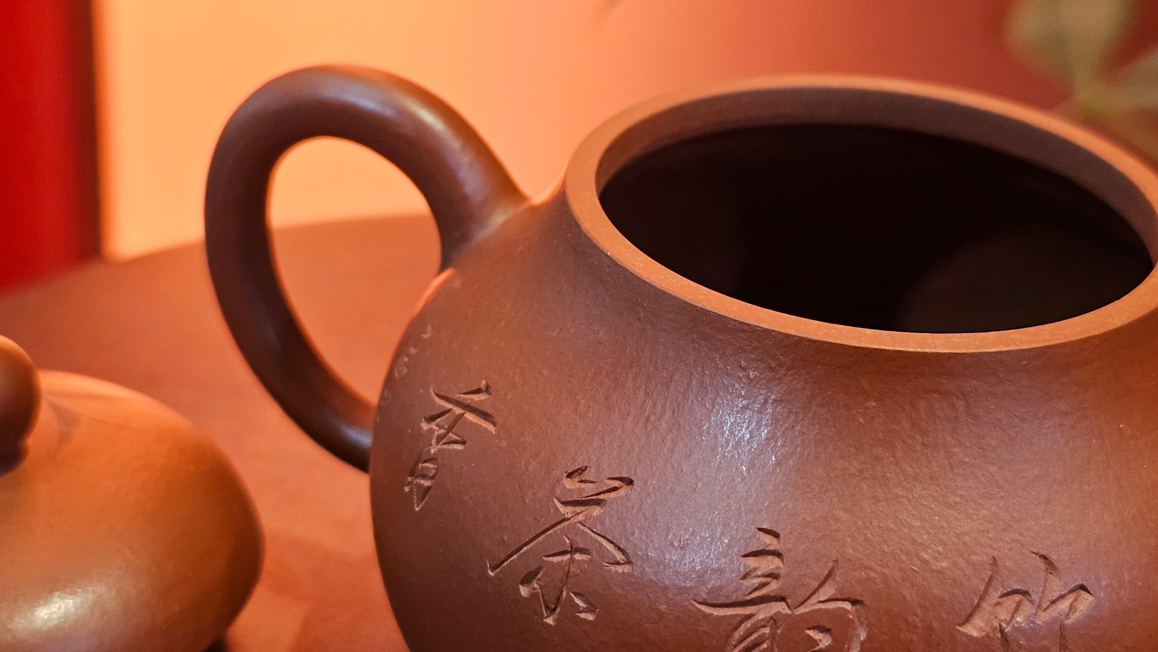 Li Xing 梨形, 170.3ml, Xiao Mei Yao Zhu Ni 小煤窑朱泥 by our Collaborative Craftsman Zhai Yi Yao 翟一耀。"竹韵茶香", 竹刻绘, Engraving of Bamboos and Calligraphy, by Craftsman Yi De Shu 一德书 ~ Congratulations to Mr M.P., 0019hrs 27th June 2025, Aurora, IL.