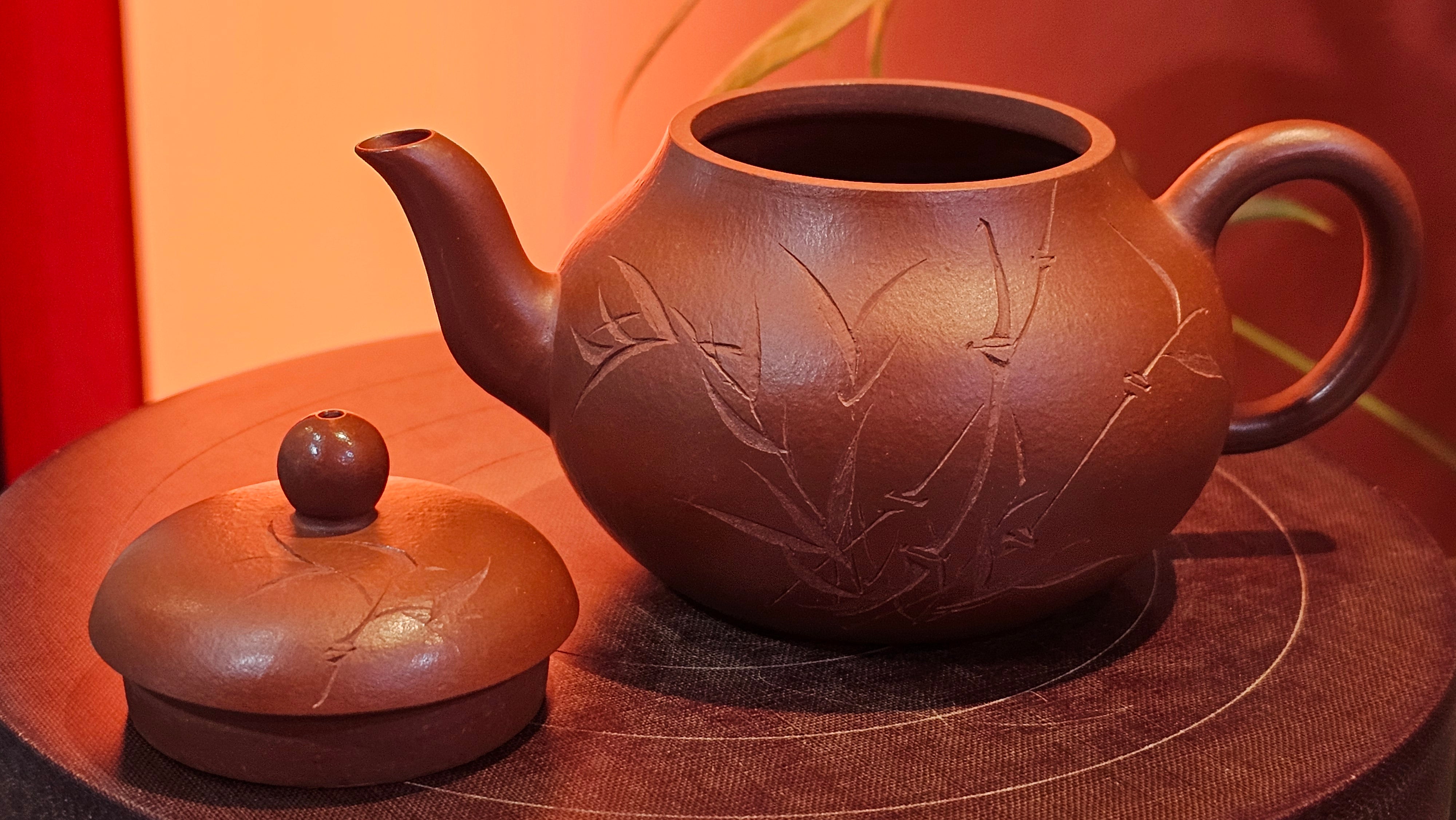 Li Xing 梨形, 170.3ml, Xiao Mei Yao Zhu Ni 小煤窑朱泥 by our Collaborative Craftsman Zhai Yi Yao 翟一耀。"竹韵茶香", 竹刻绘, Engraving of Bamboos and Calligraphy, by Craftsman Yi De Shu 一德书 ~ Congratulations to Mr M.P., 0019hrs 27th June 2025, Aurora, IL.