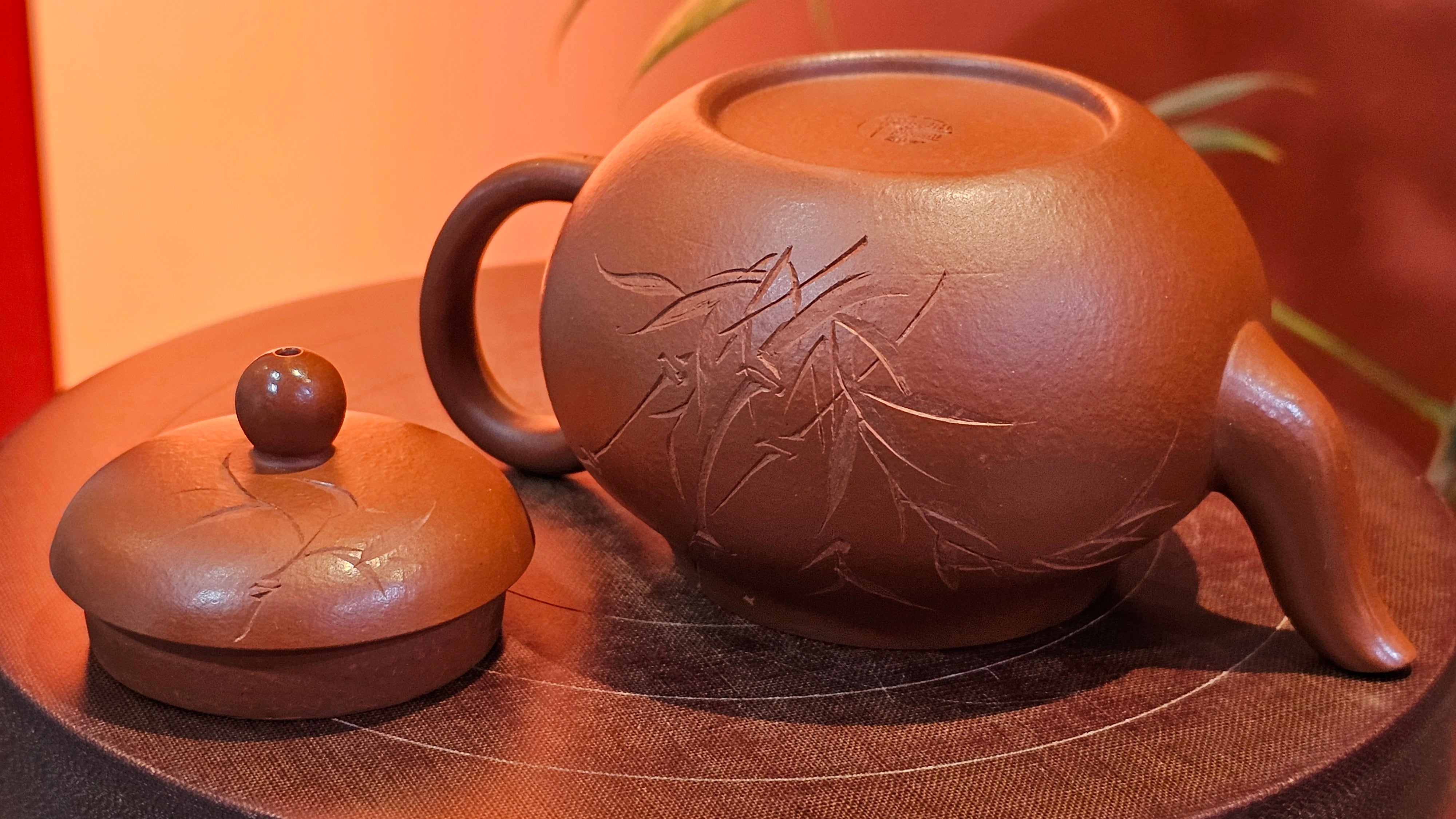 Li Xing 梨形, 170.3ml, Xiao Mei Yao Zhu Ni 小煤窑朱泥 by our Collaborative Craftsman Zhai Yi Yao 翟一耀。"竹韵茶香", 竹刻绘, Engraving of Bamboos and Calligraphy, by Craftsman Yi De Shu 一德书 ~ Congratulations to Mr M.P., 0019hrs 27th June 2025, Aurora, IL.