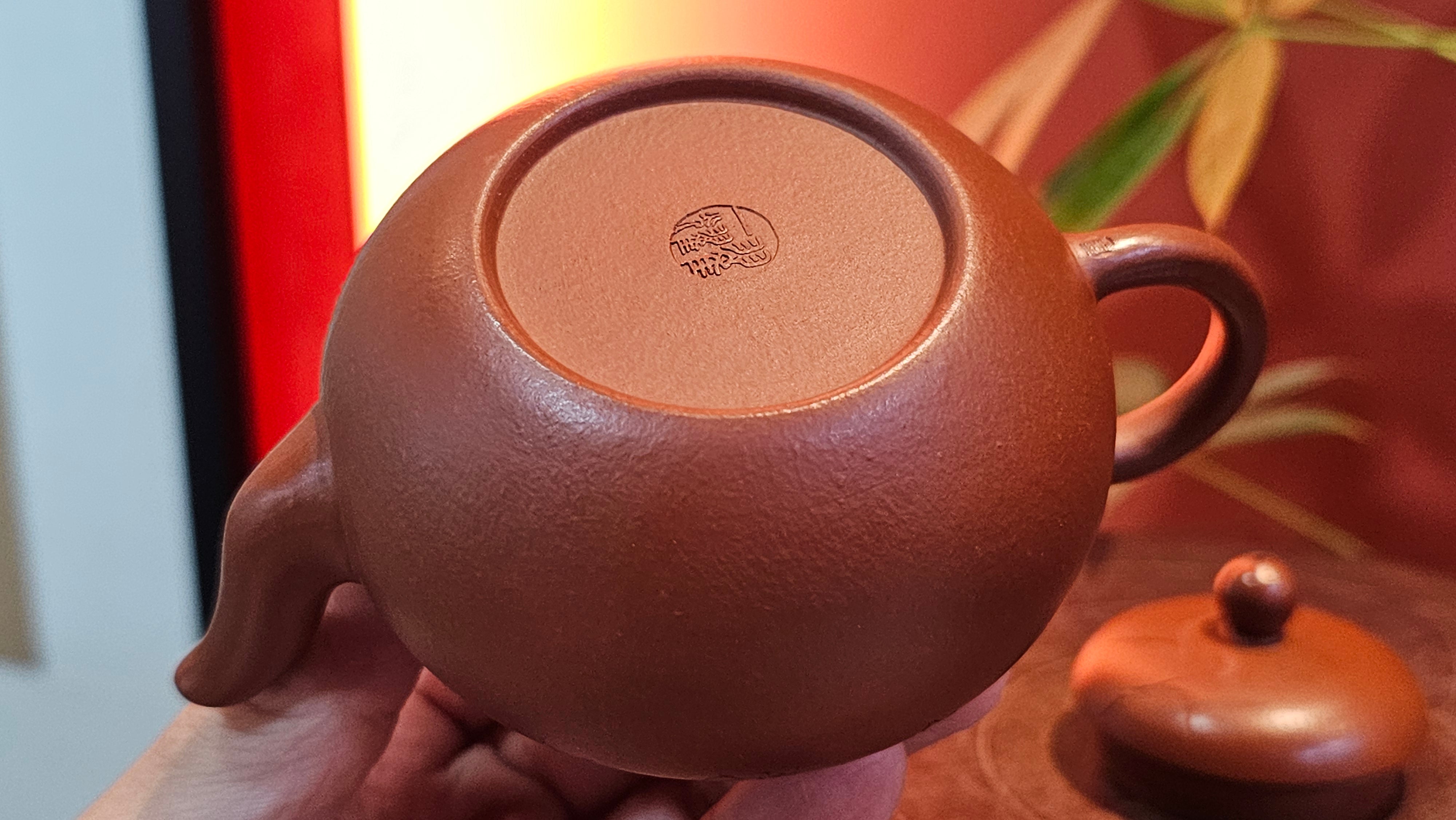 Li Xing 梨形, 170.3ml, Xiao Mei Yao Zhu Ni 小煤窑朱泥 by our Collaborative Craftsman Zhai Yi Yao 翟一耀。"竹韵茶香", 竹刻绘, Engraving of Bamboos and Calligraphy, by Craftsman Yi De Shu 一德书 ~ Congratulations to Mr M.P., 0019hrs 27th June 2025, Aurora, IL.