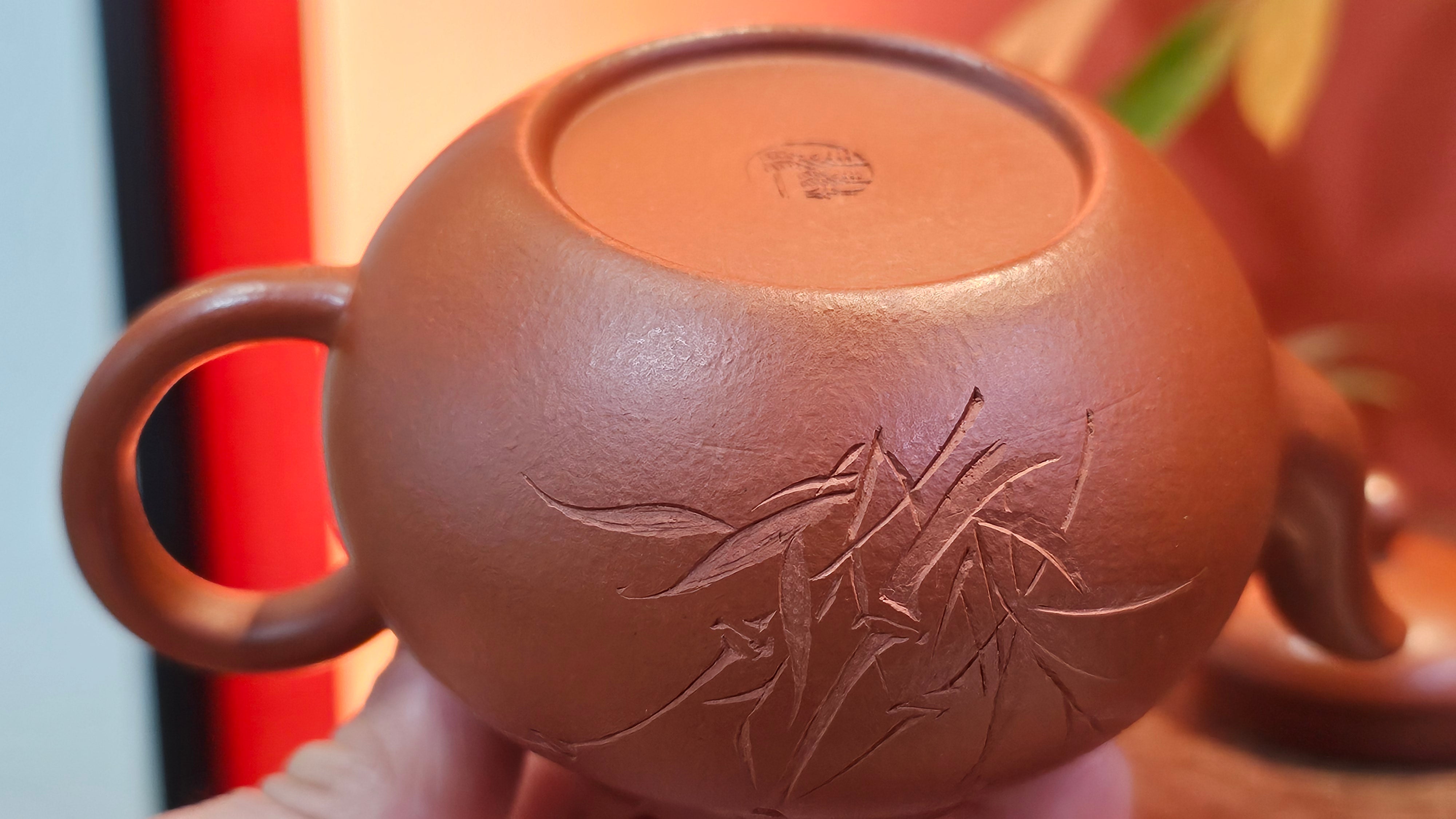 Li Xing 梨形, 170.3ml, Xiao Mei Yao Zhu Ni 小煤窑朱泥 by our Collaborative Craftsman Zhai Yi Yao 翟一耀。"竹韵茶香", 竹刻绘, Engraving of Bamboos and Calligraphy, by Craftsman Yi De Shu 一德书 ~ Congratulations to Mr M.P., 0019hrs 27th June 2025, Aurora, IL.