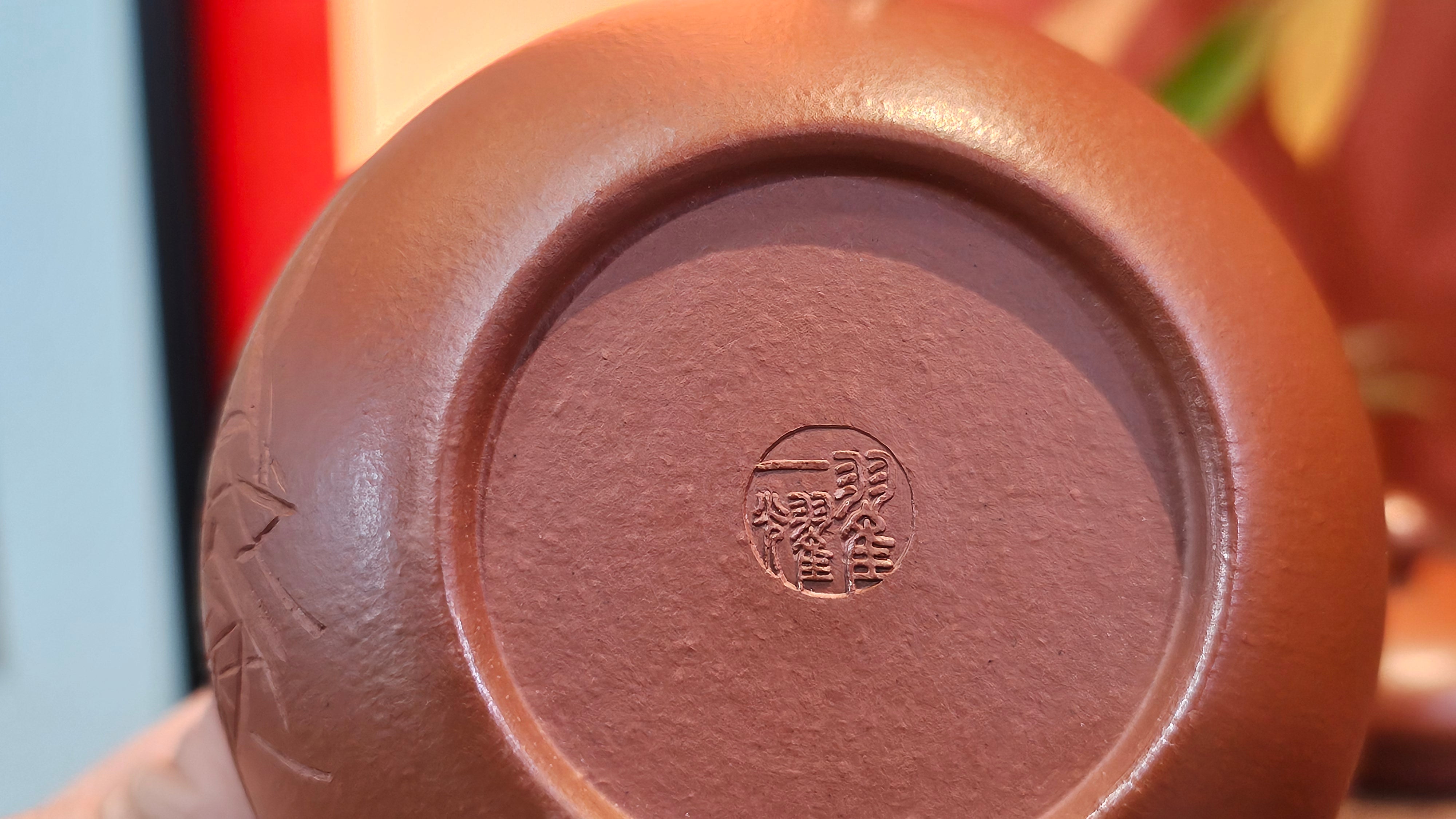 Li Xing 梨形, 170.3ml, Xiao Mei Yao Zhu Ni 小煤窑朱泥 by our Collaborative Craftsman Zhai Yi Yao 翟一耀。"竹韵茶香", 竹刻绘, Engraving of Bamboos and Calligraphy, by Craftsman Yi De Shu 一德书 ~ Congratulations to Mr M.P., 0019hrs 27th June 2025, Aurora, IL.