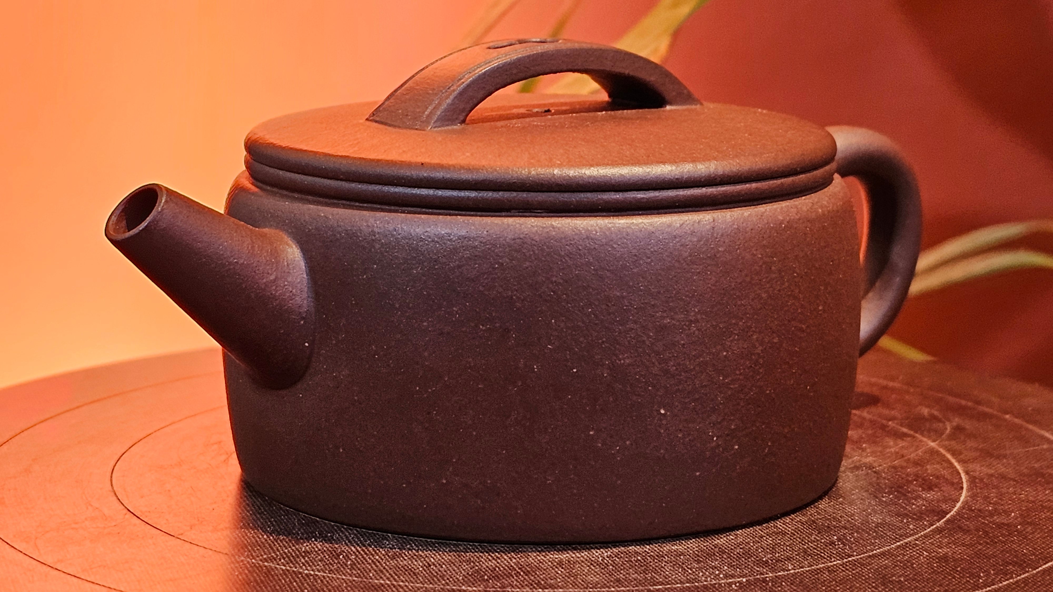 Han Wa 汉瓦, 143.3ml!  Small Volume ~ Low-Slung, Broad Han Wa!  Di Cao Qing Zi Ni 底槽青紫泥, by Craftsman Gu Xiao Ming 顾小明 ~ Congratulations to Ms C.B., 1921hrs 31st May 2025, Kaneohe, HI.