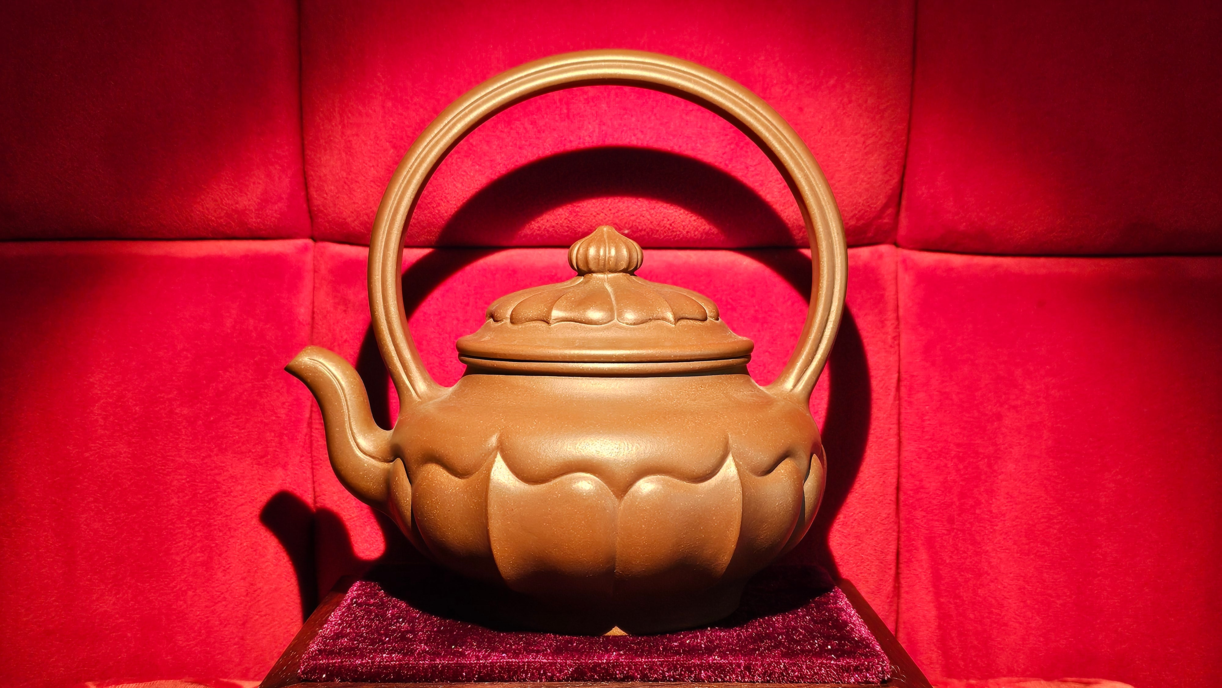 《禅意提梁》"Chan Yi Ti Liang~ Meditative Enlightenment:Top Handle", 493.3ml, ~ Crafted by L3A Master Consummate Artist Li Yan Ru 李艳如。