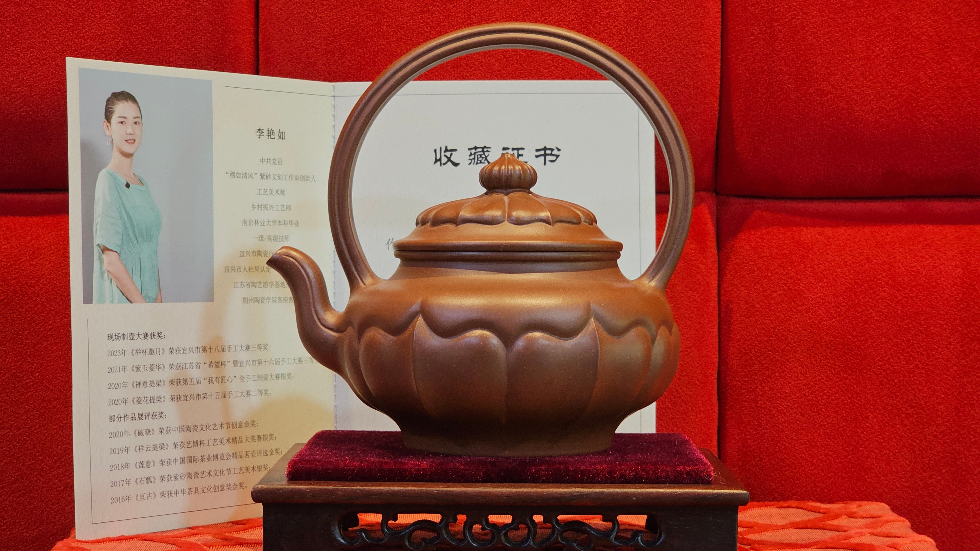 《禅意提梁》"Chan Yi Ti Liang~ Meditative Enlightenment:Top Handle", 493.3ml, ~ Crafted by L3A Master Consummate Artist Li Yan Ru 李艳如。