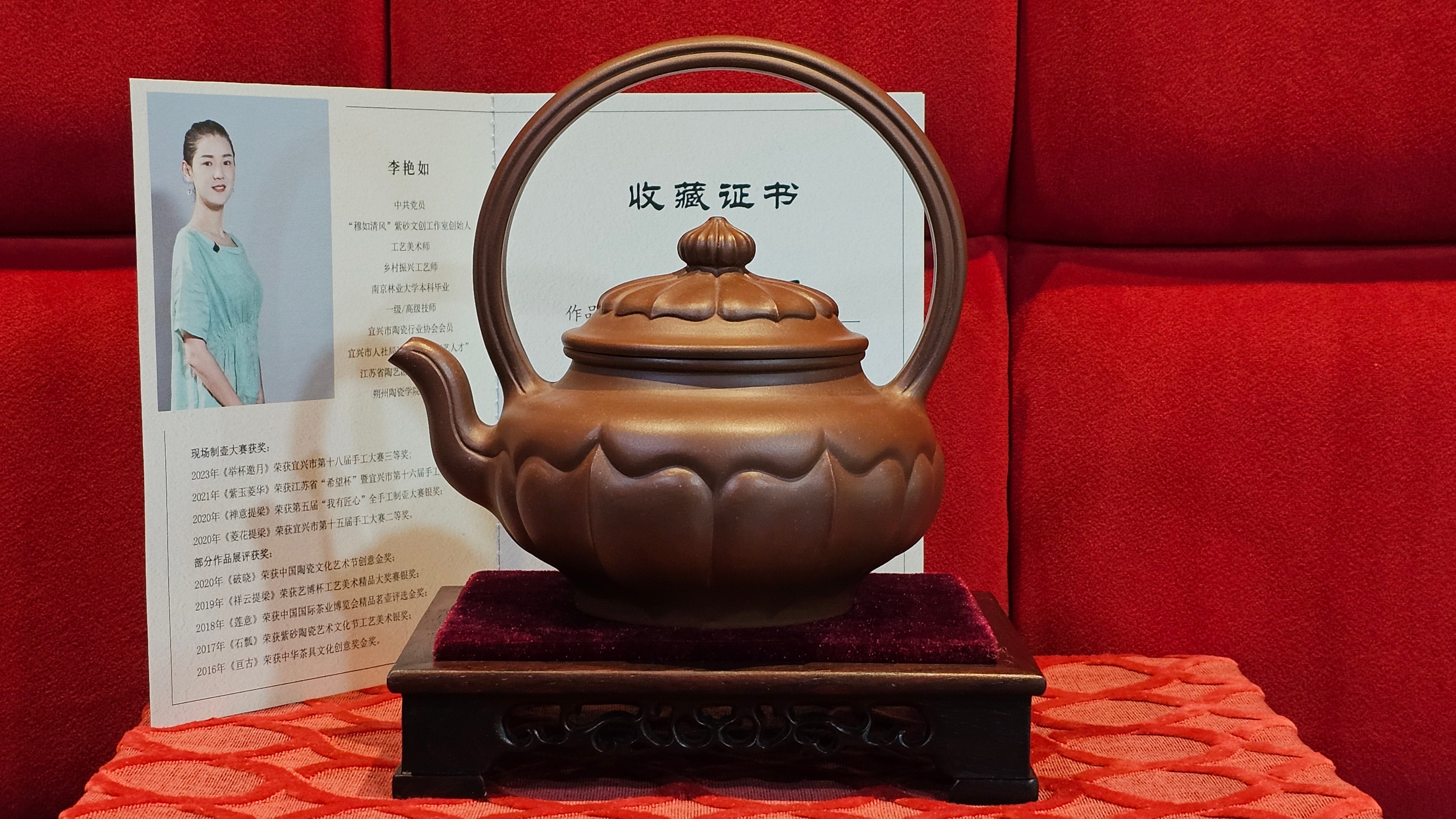 《禅意提梁》"Chan Yi Ti Liang~ Meditative Enlightenment:Top Handle", 493.3ml, ~ Crafted by L3A Master Consummate Artist Li Yan Ru 李艳如。