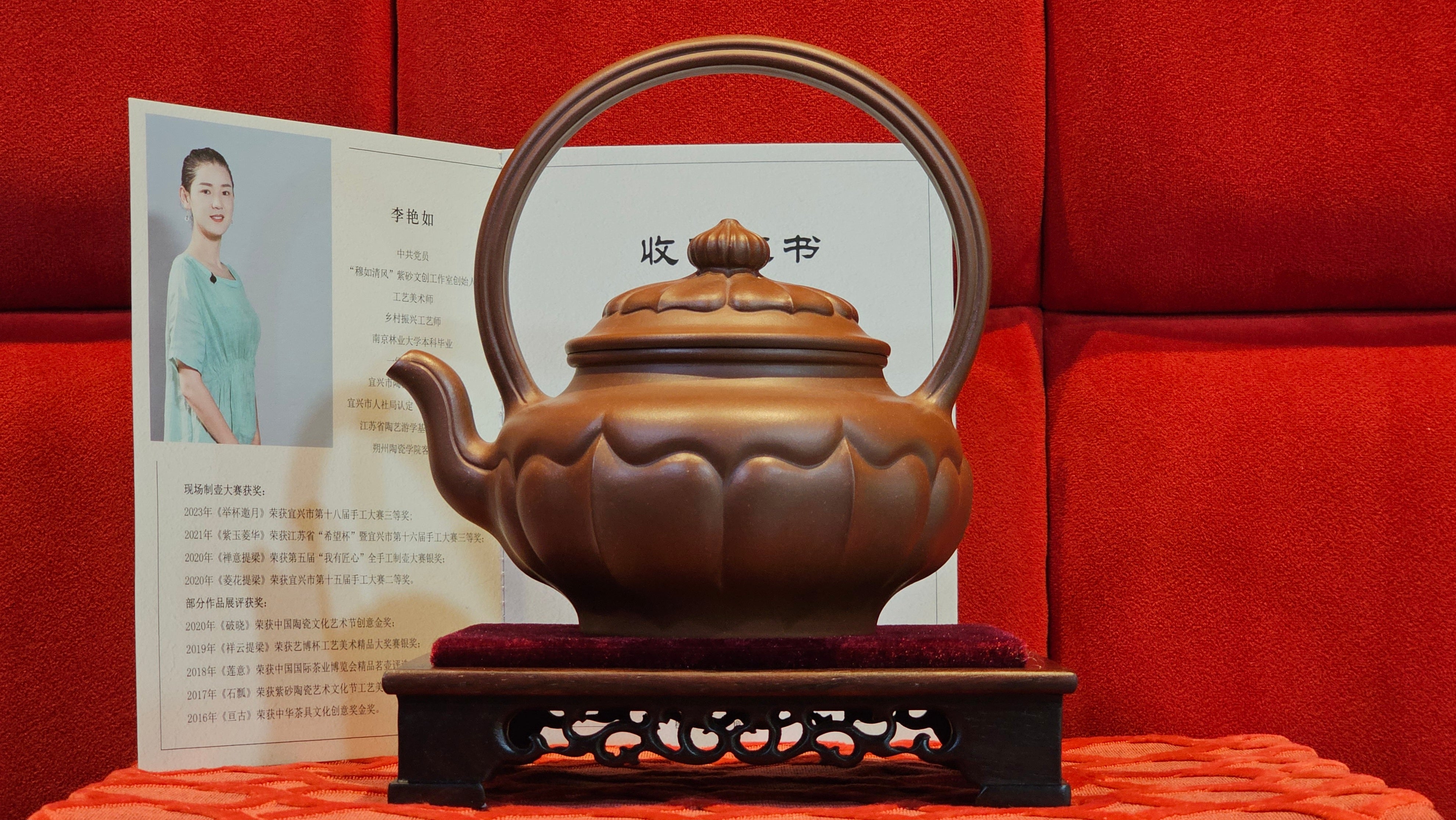 《禅意提梁》"Chan Yi Ti Liang~ Meditative Enlightenment:Top Handle", 493.3ml, ~ Crafted by L3A Master Consummate Artist Li Yan Ru 李艳如。