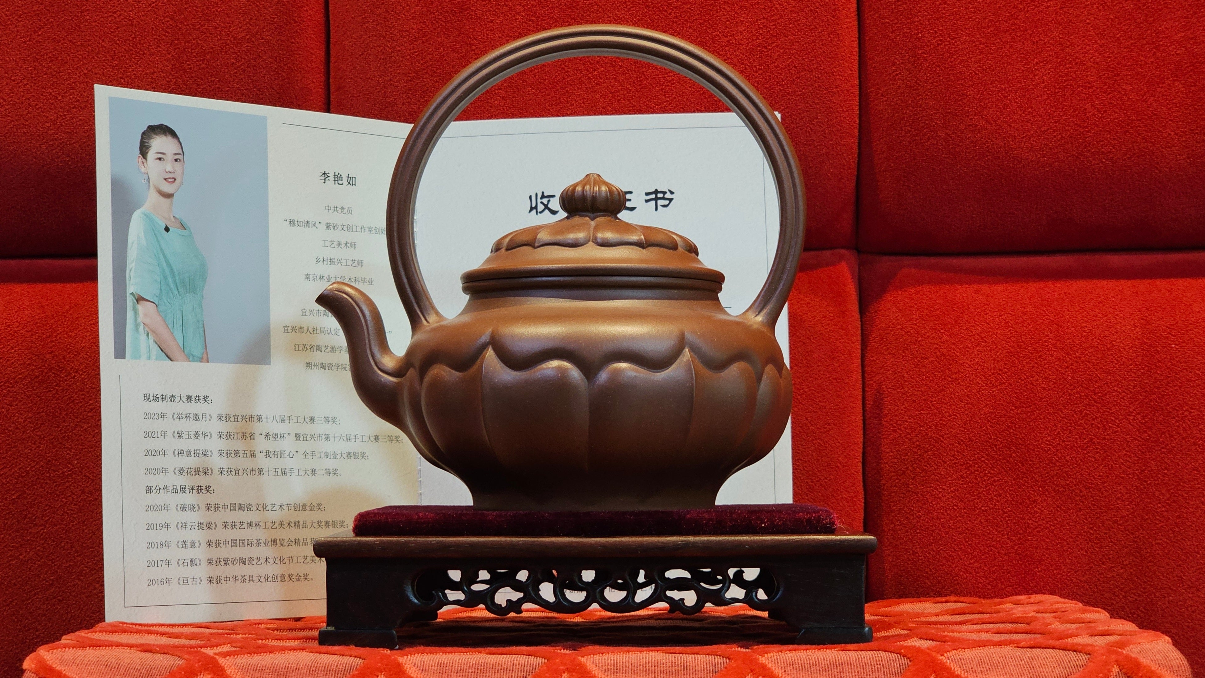 《禅意提梁》"Chan Yi Ti Liang~ Meditative Enlightenment:Top Handle", 493.3ml, ~ Crafted by L3A Master Consummate Artist Li Yan Ru 李艳如。