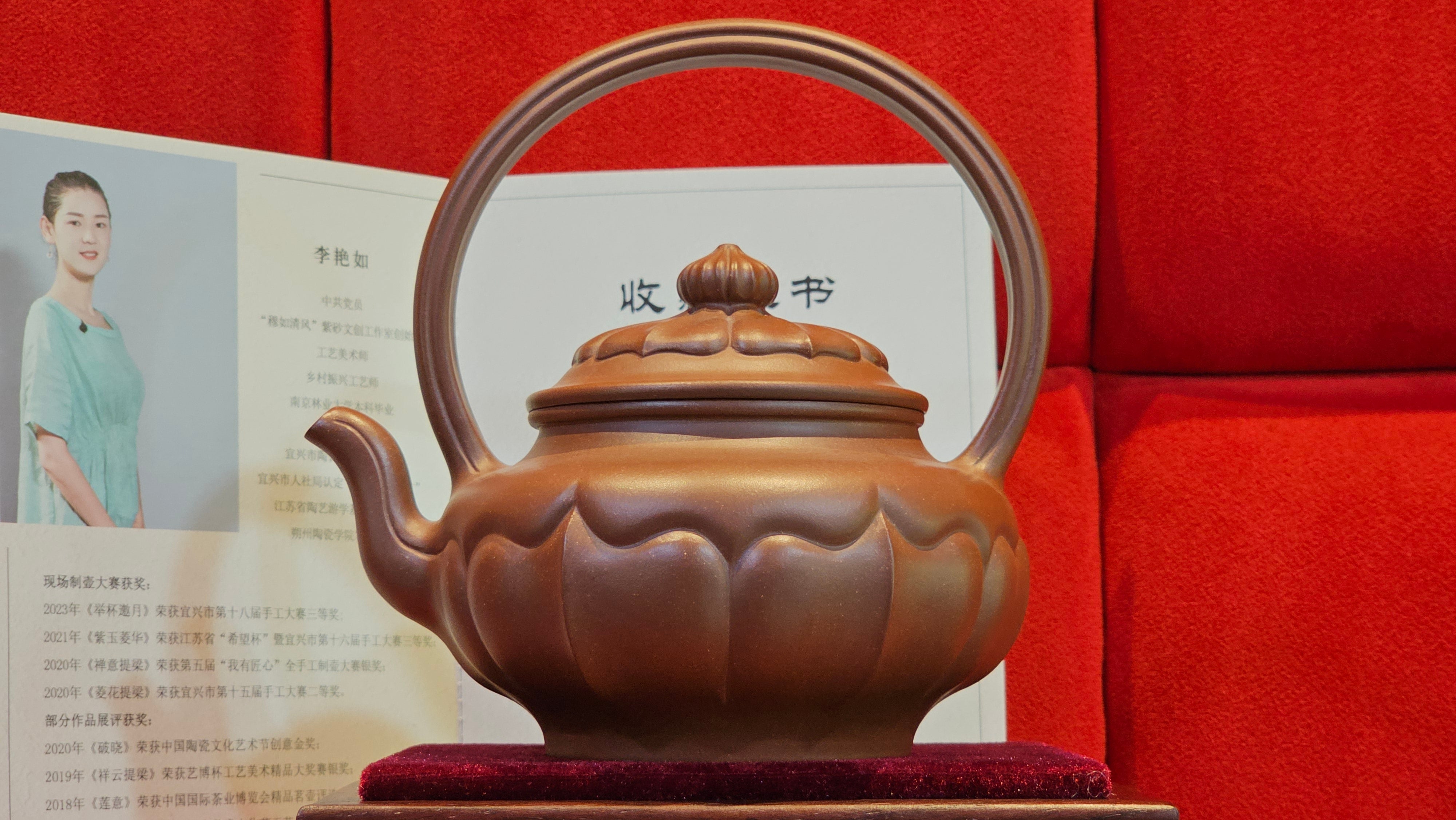 《禅意提梁》"Chan Yi Ti Liang~ Meditative Enlightenment:Top Handle", 493.3ml, ~ Crafted by L3A Master Consummate Artist Li Yan Ru 李艳如。