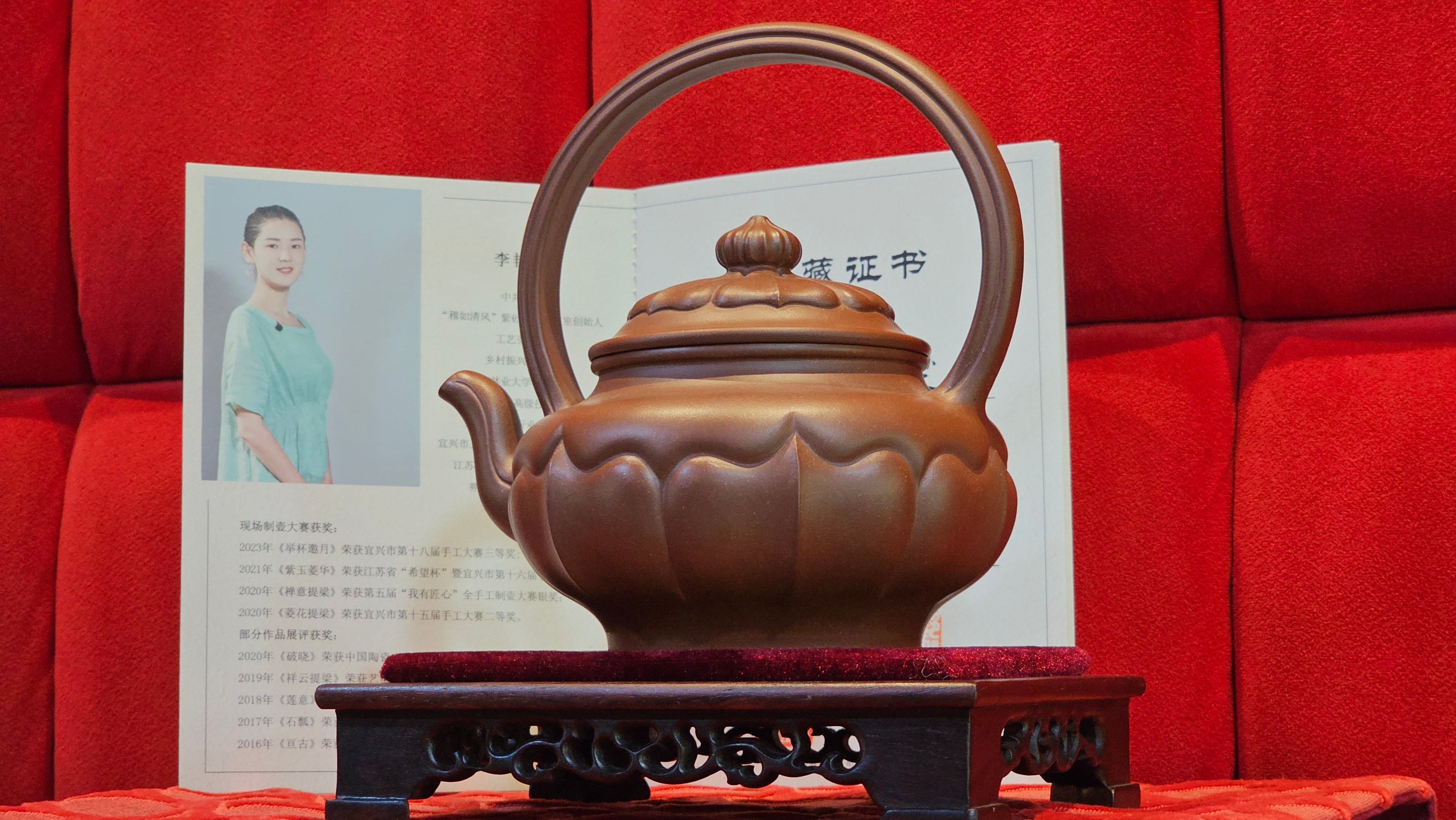 《禅意提梁》"Chan Yi Ti Liang~ Meditative Enlightenment:Top Handle", 493.3ml, ~ Crafted by L3A Master Consummate Artist Li Yan Ru 李艳如。