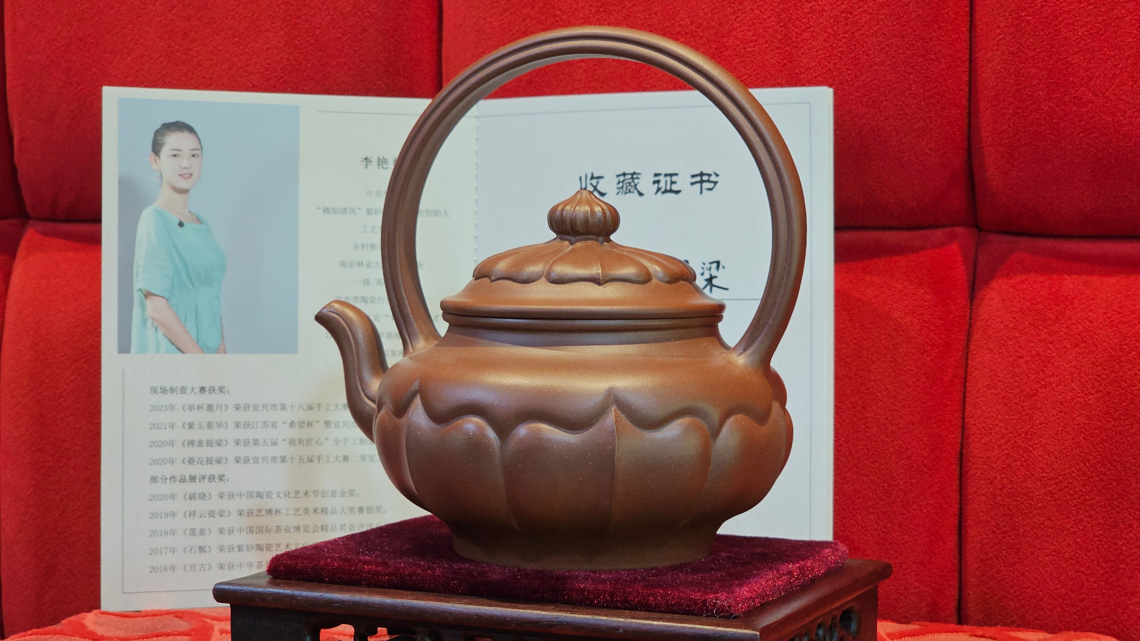 《禅意提梁》"Chan Yi Ti Liang~ Meditative Enlightenment:Top Handle", 493.3ml, ~ Crafted by L3A Master Consummate Artist Li Yan Ru 李艳如。