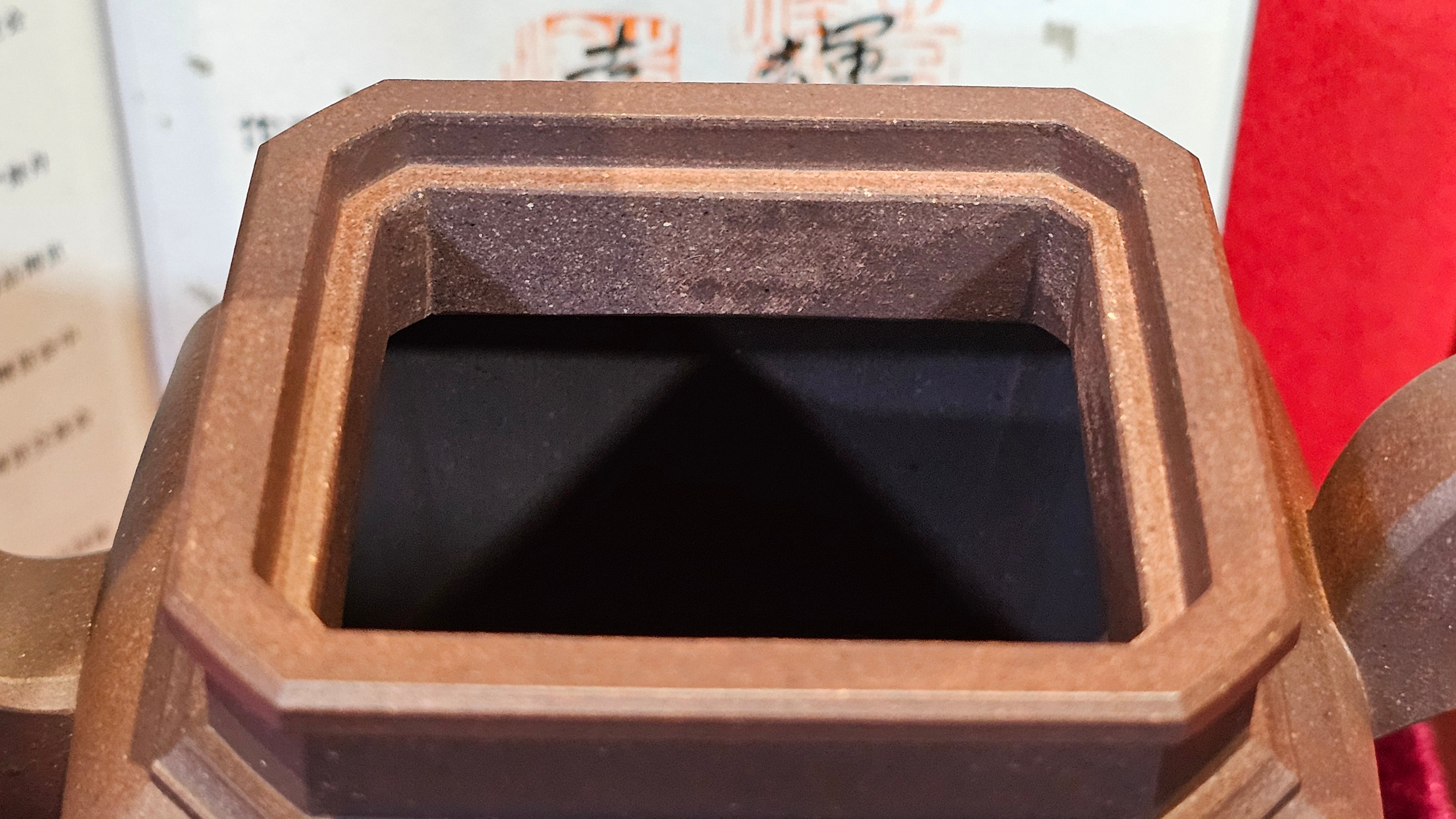 《将军》"Jiang Jun" ~ The General, 405.1ml, Di Cao Qing Zi Ni 底槽青紫泥, Crafted By L2A Senior Consummate Artist Yuan Hui 高级振兴技艺师兼高级工艺美术师~袁辉 ~ Congratulations to Mr A.A.! 0455hrs 18th Oct 2025, Port Franks! Canada🇨🇦.