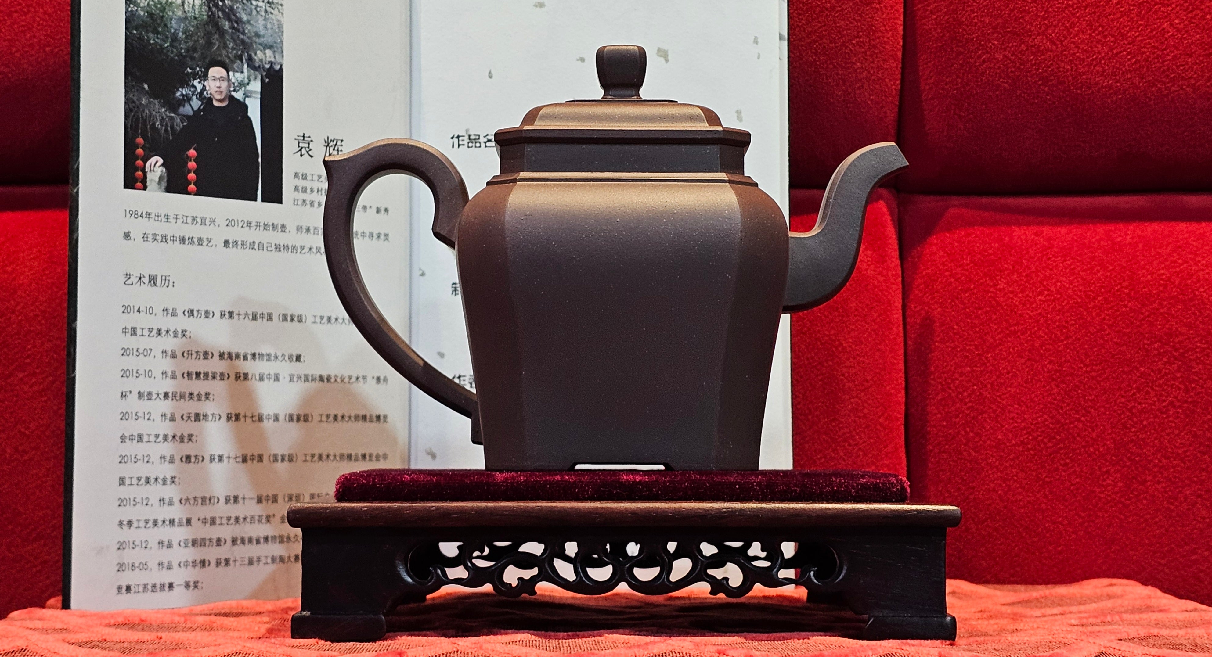 《将军》"Jiang Jun" ~ The General, 405.1ml, Di Cao Qing Zi Ni 底槽青紫泥, Crafted By L2A Senior Consummate Artist Yuan Hui 高级振兴技艺师兼高级工艺美术师~袁辉 ~ Congratulations to Mr A.A.! 0455hrs 18th Oct 2025, Port Franks! Canada🇨🇦.