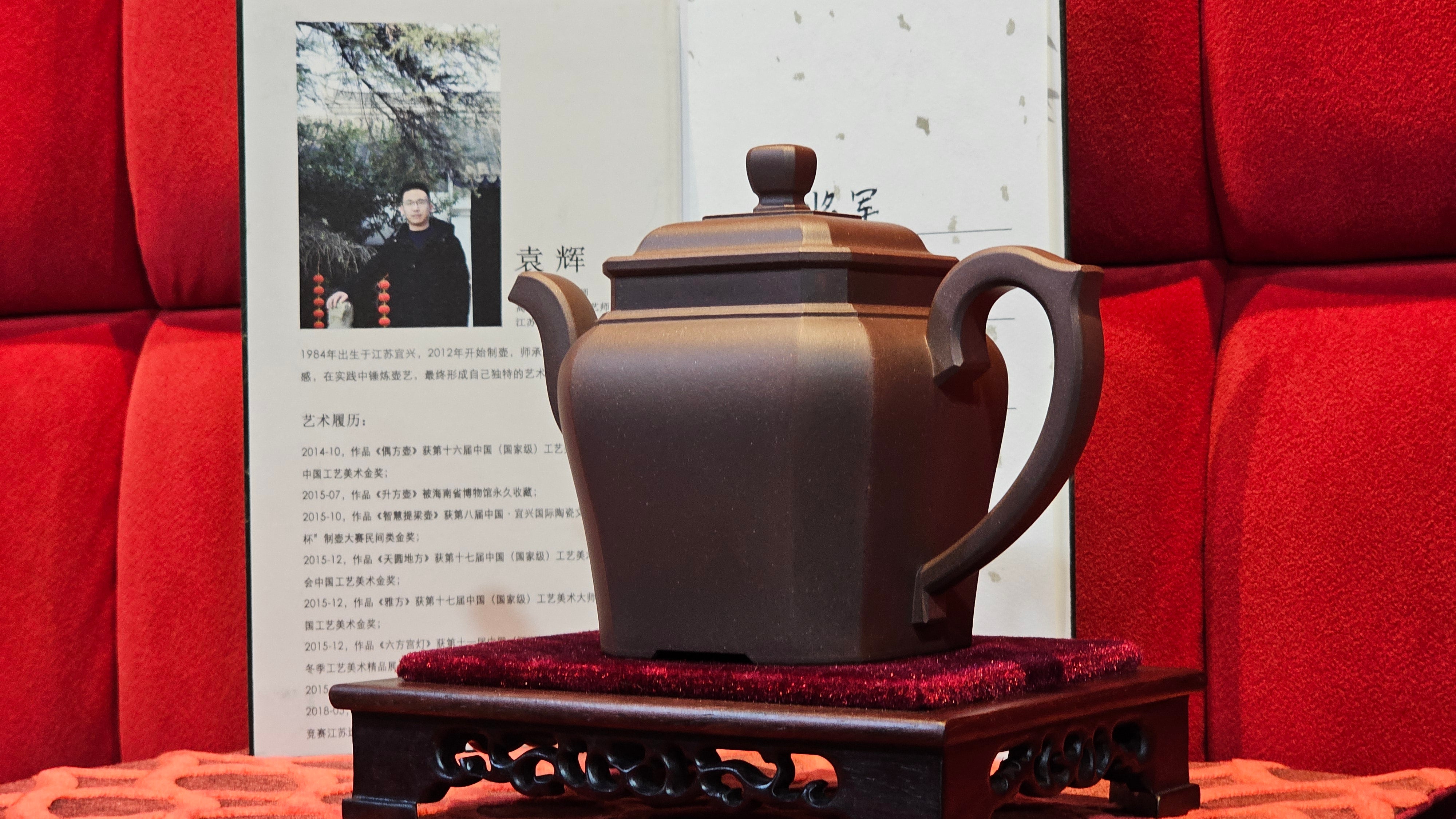 《将军》"Jiang Jun" ~ The General, 405.1ml, Di Cao Qing Zi Ni 底槽青紫泥, Crafted By L2A Senior Consummate Artist Yuan Hui 高级振兴技艺师兼高级工艺美术师~袁辉 ~ Congratulations to Mr A.A.! 0455hrs 18th Oct 2025, Port Franks! Canada🇨🇦.