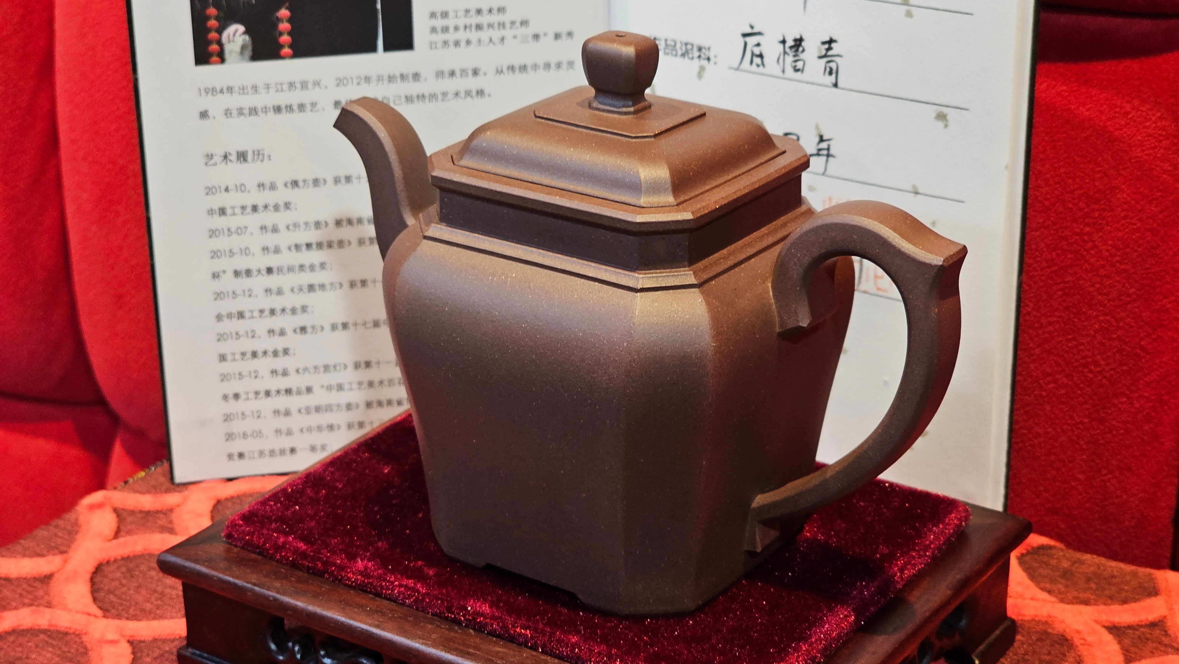 《将军》"Jiang Jun" ~ The General, 405.1ml, Di Cao Qing Zi Ni 底槽青紫泥, Crafted By L2A Senior Consummate Artist Yuan Hui 高级振兴技艺师兼高级工艺美术师~袁辉 ~ Congratulations to Mr A.A.! 0455hrs 18th Oct 2025, Port Franks! Canada🇨🇦.